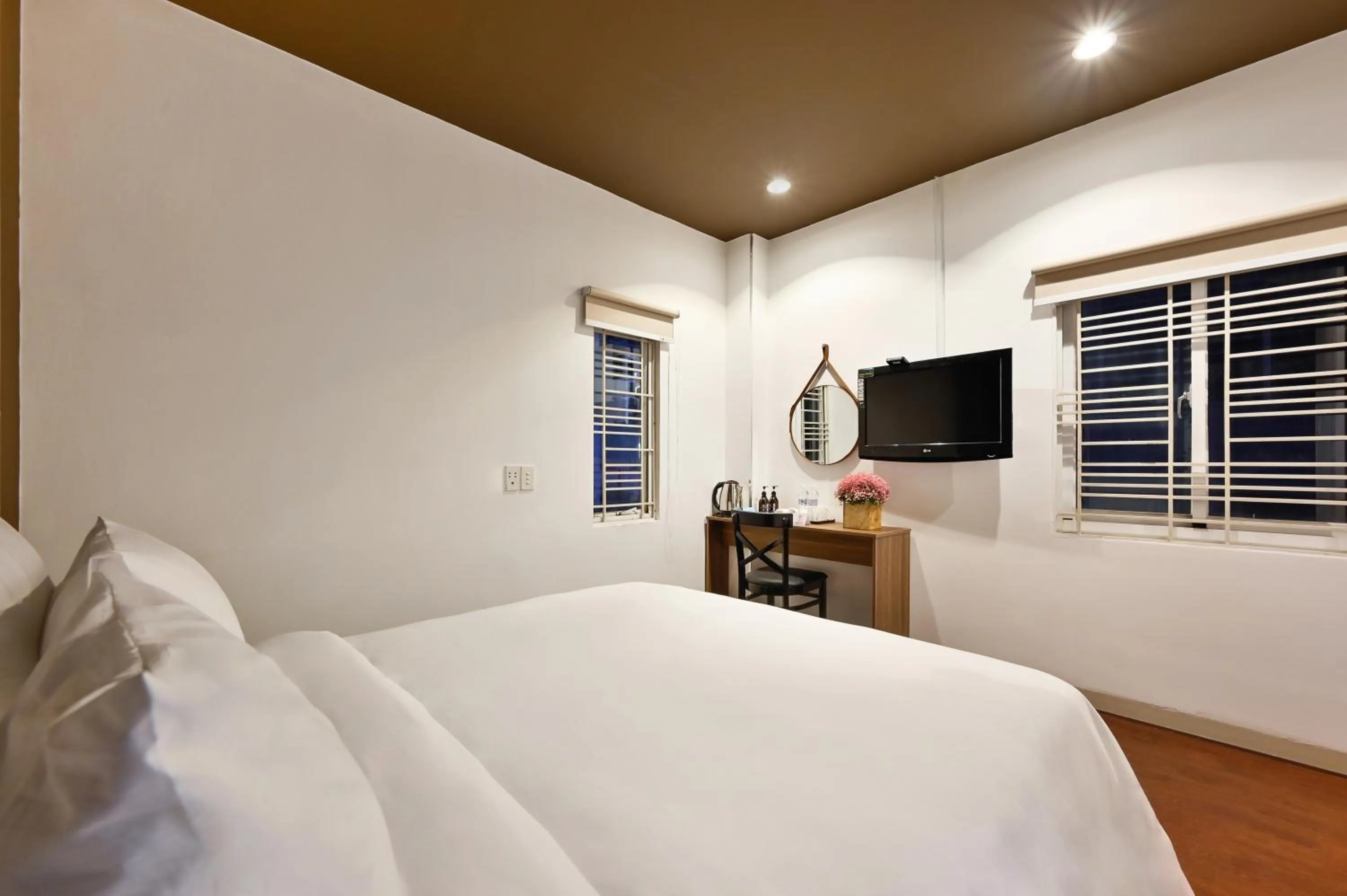 Bed in The Noble Swan Hotel New World