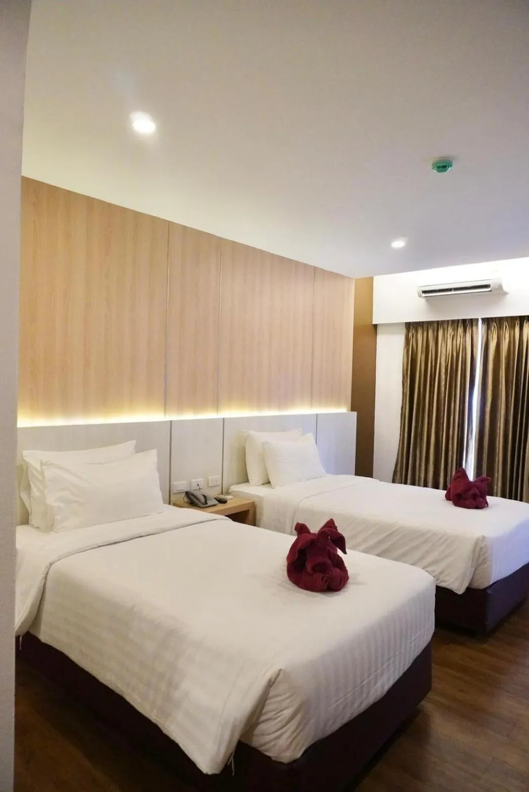 Photo of the whole room, Bed in M CASA HOTEL PATTAYA