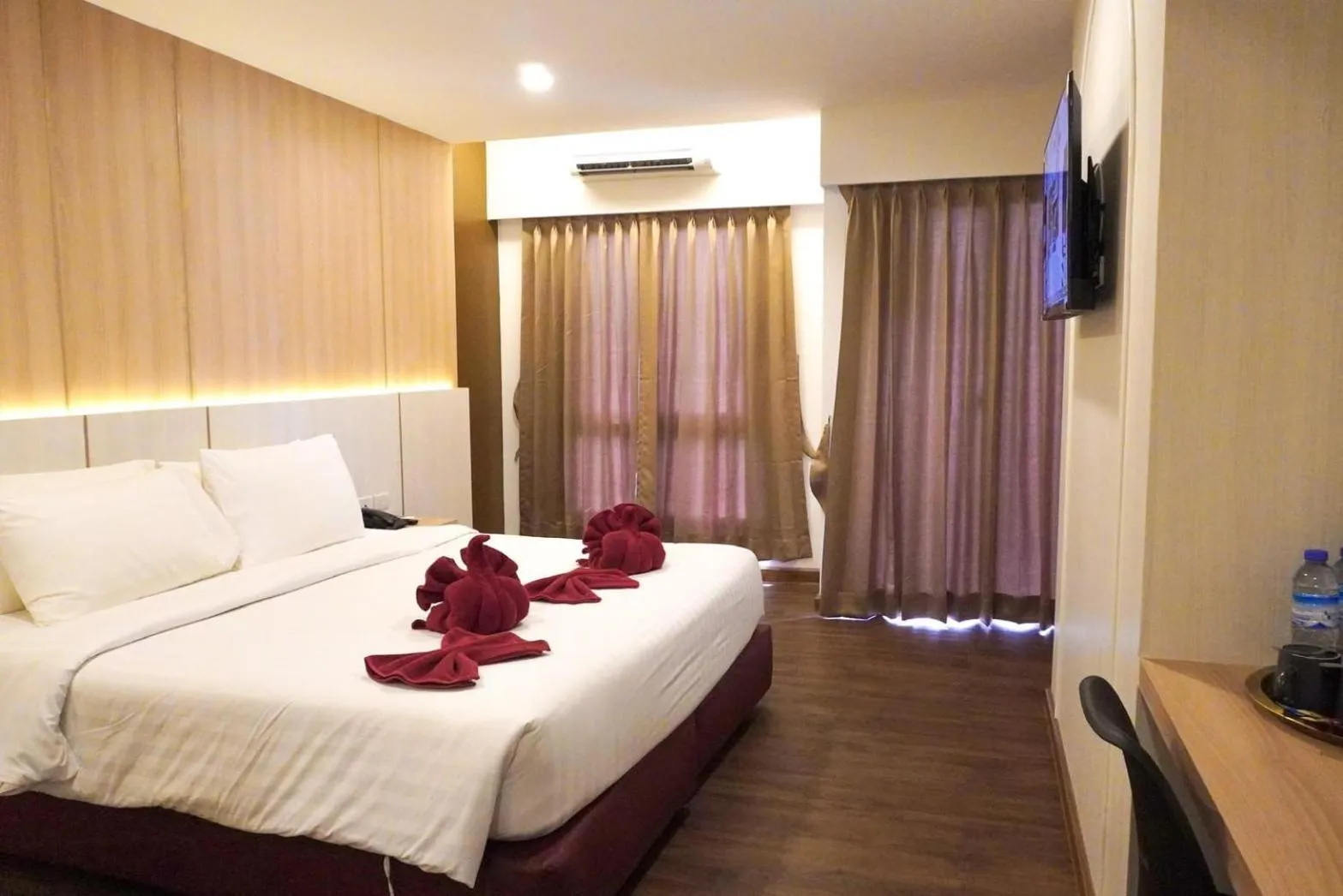 Photo of the whole room, Bed in M CASA HOTEL PATTAYA