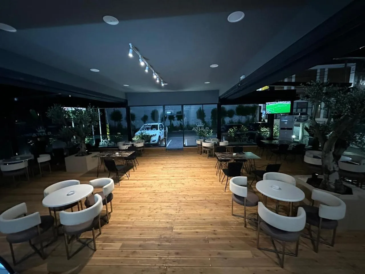 Restaurant/places to eat in HOTEL GJUTA