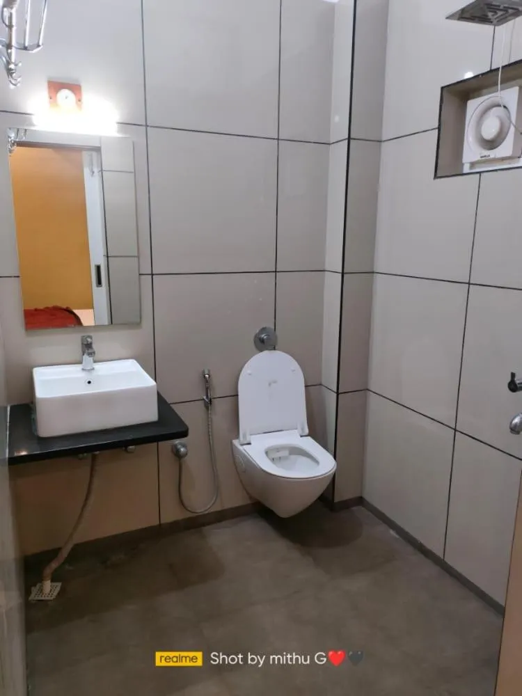 Toilet in Hotel Bharati