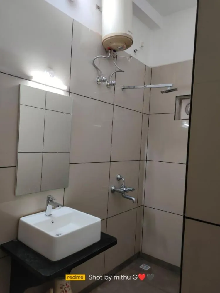 Shower in Hotel Bharati