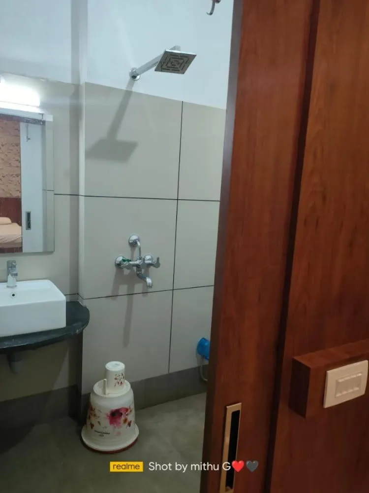Shower in Hotel Bharati