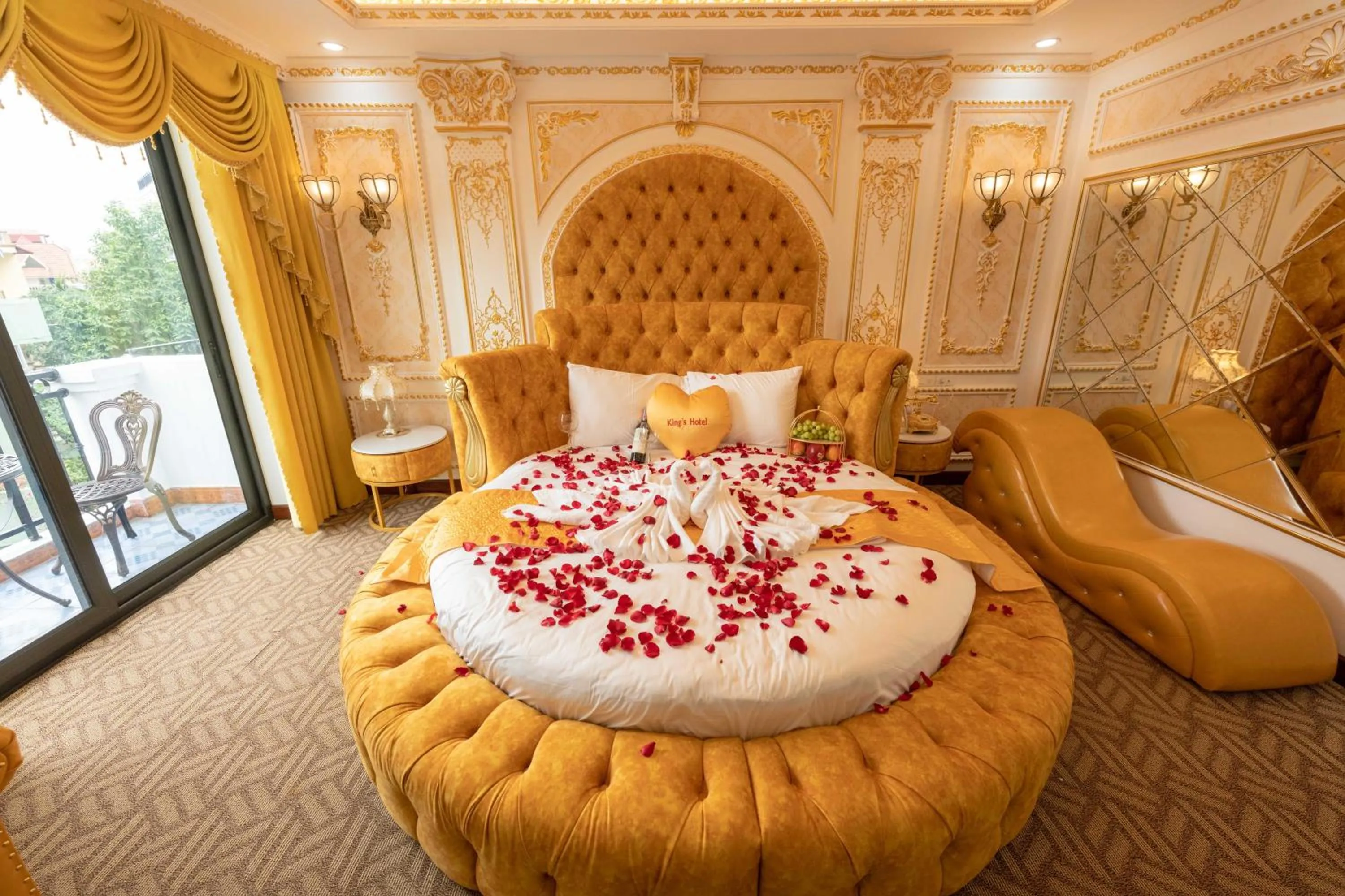 Bed in King's Hotel Linh Đàm 2