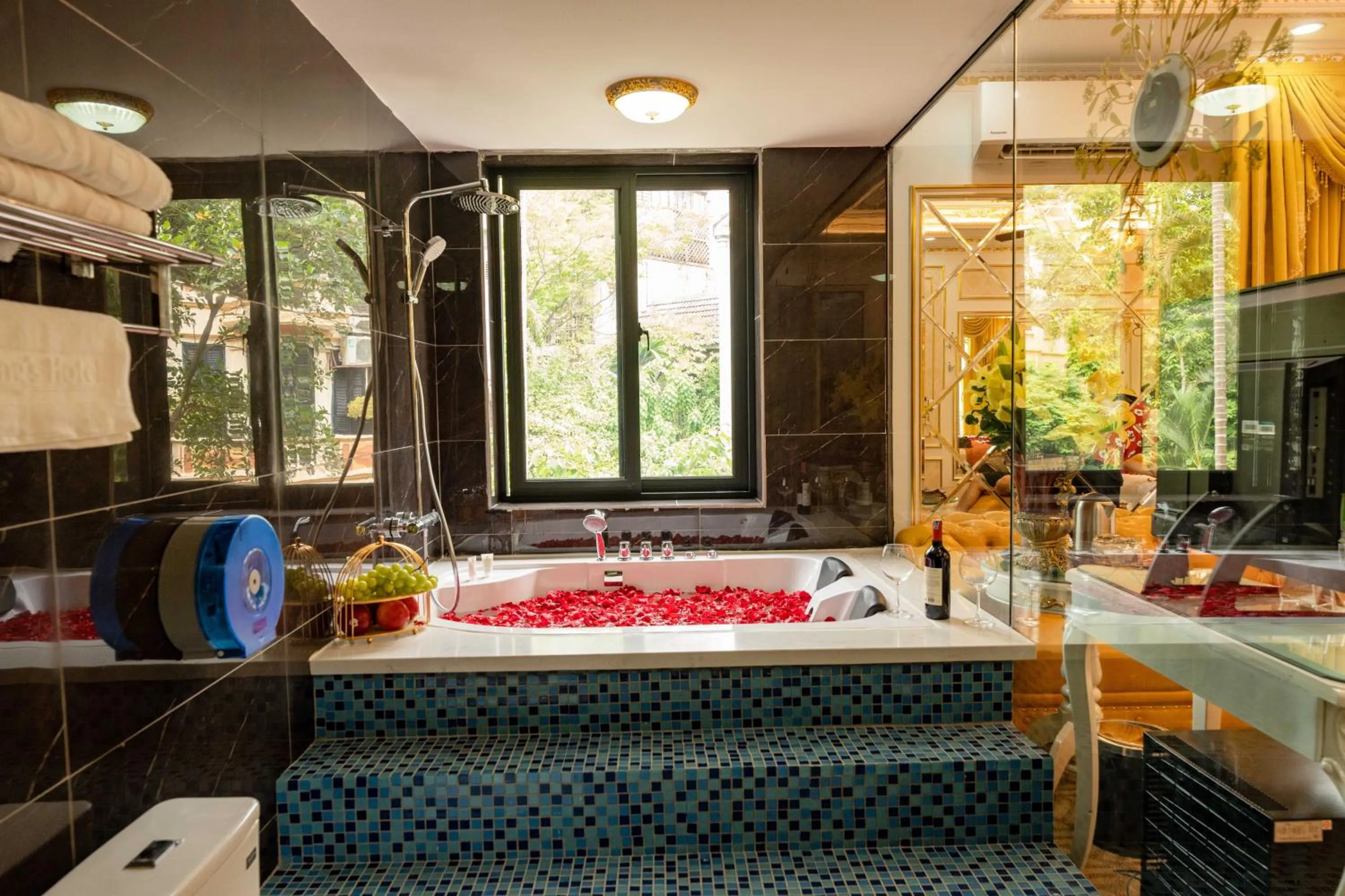 Bed in King's Hotel Linh Đàm 2