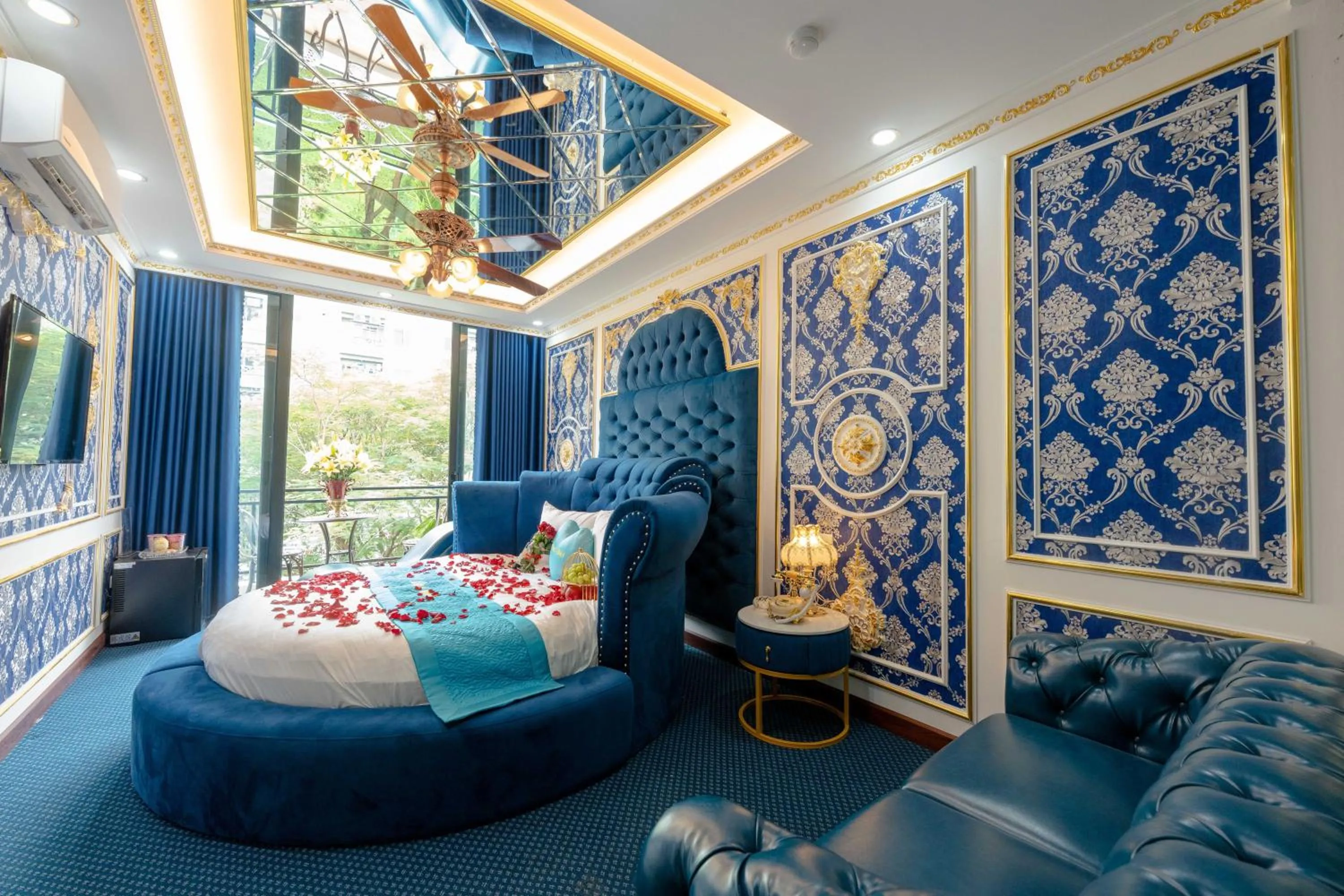 Bed in King's Hotel Linh Đàm 2