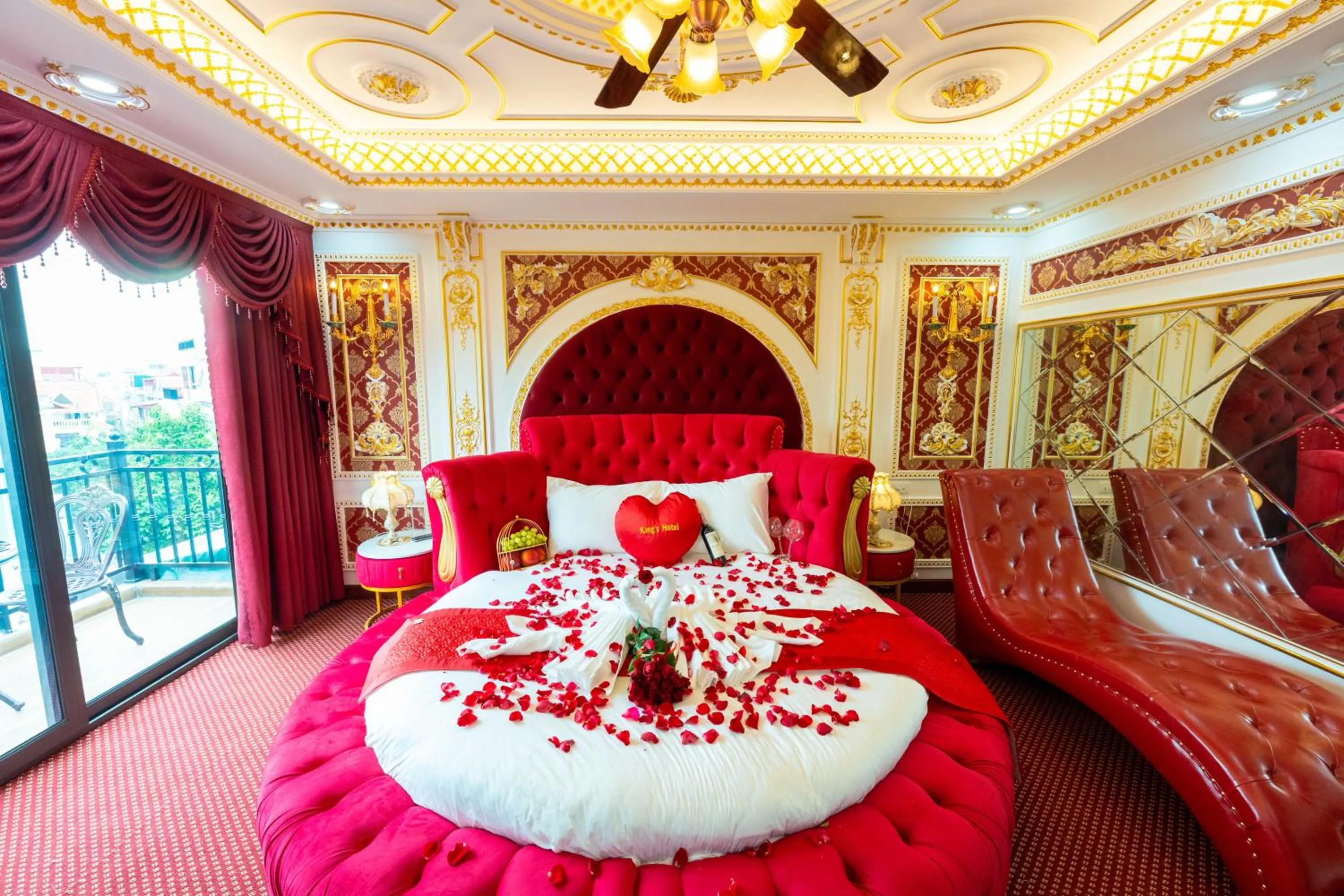 Bed in King's Hotel Linh Đàm 2