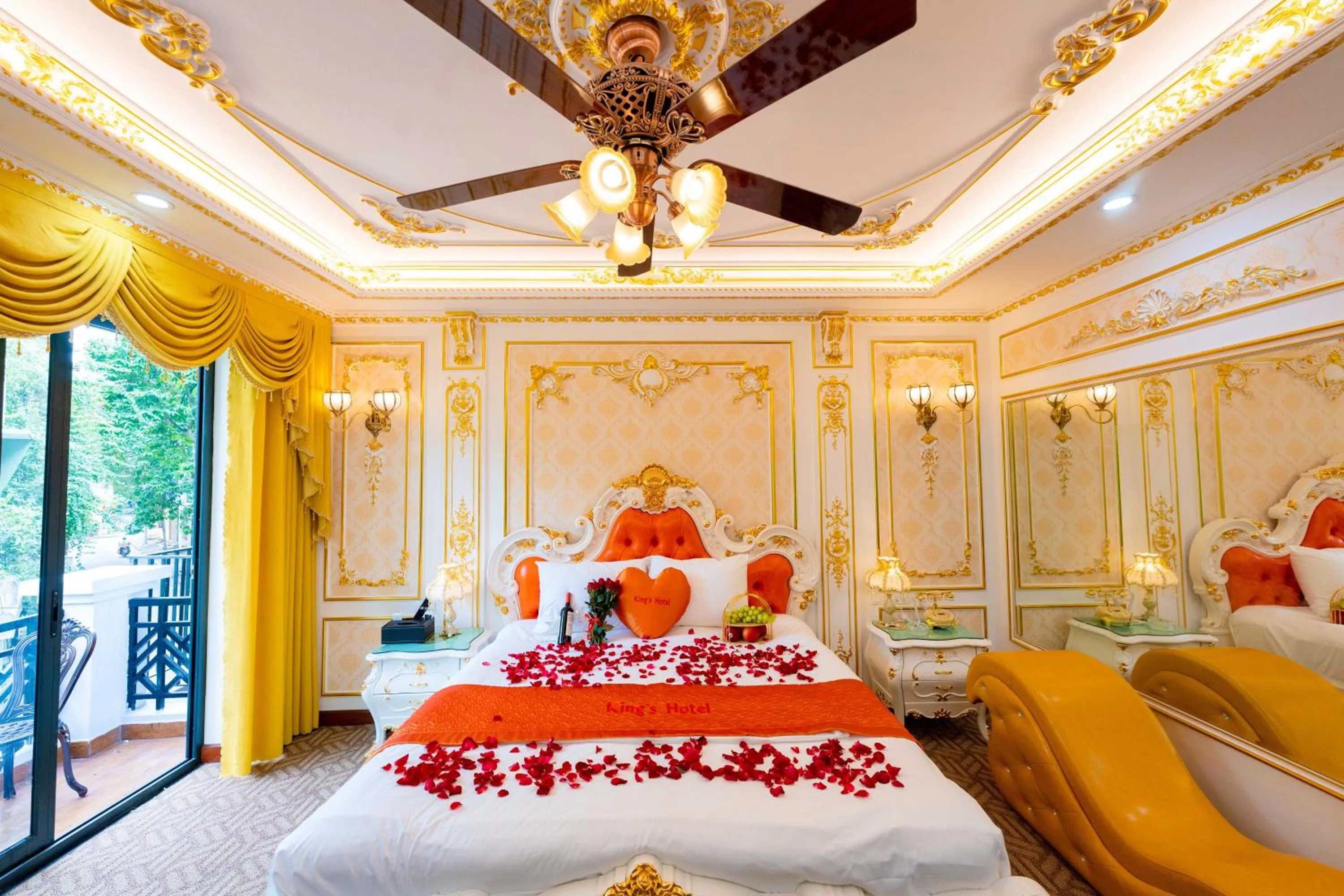 Bed in King's Hotel Linh Đàm 2