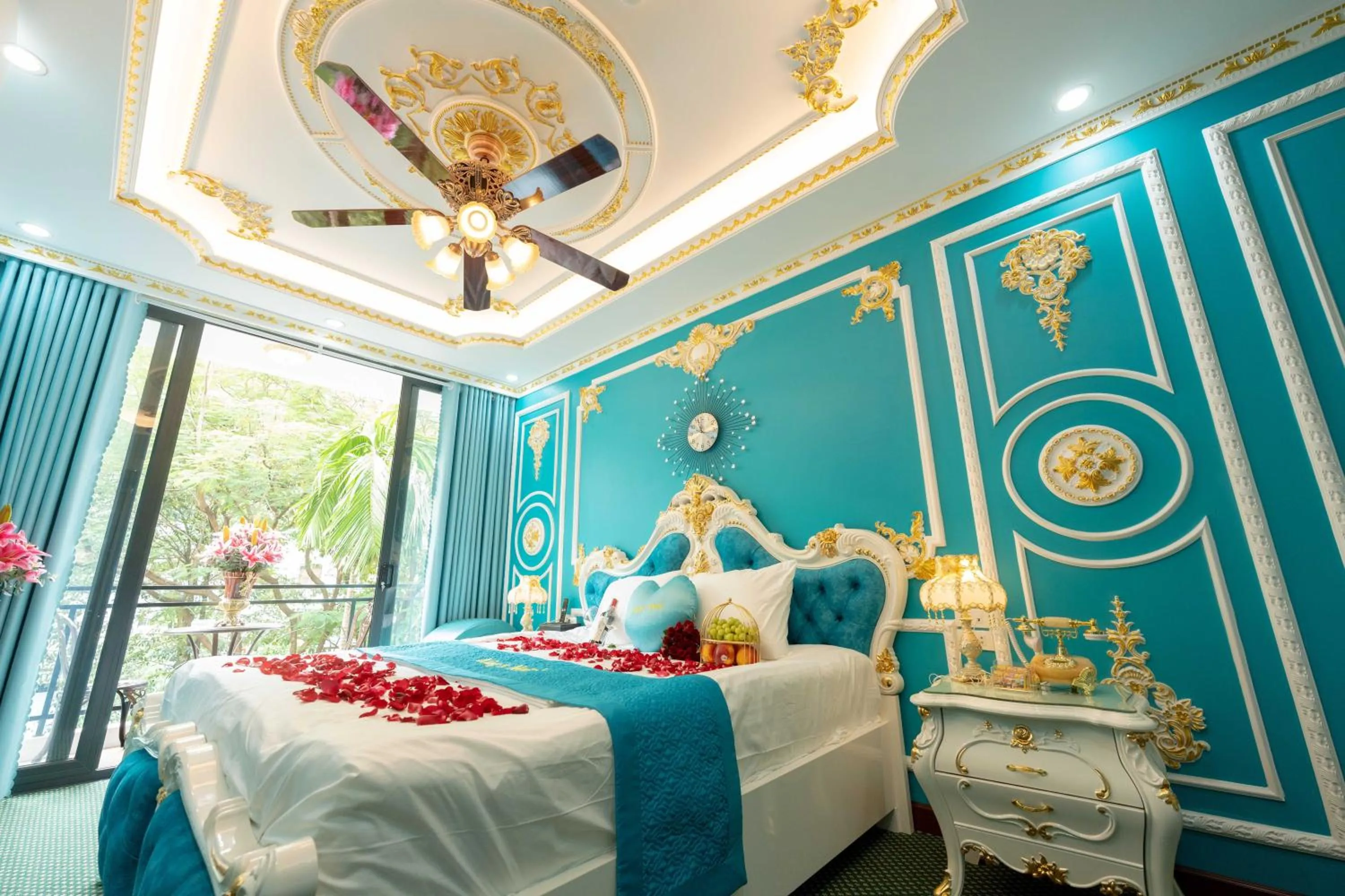 Bed in King's Hotel Linh Đàm 2