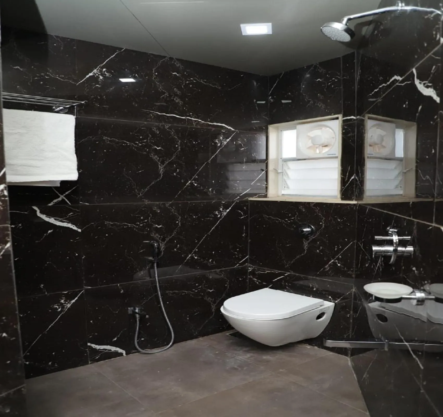 Shower in Hotel Dwarka Palace