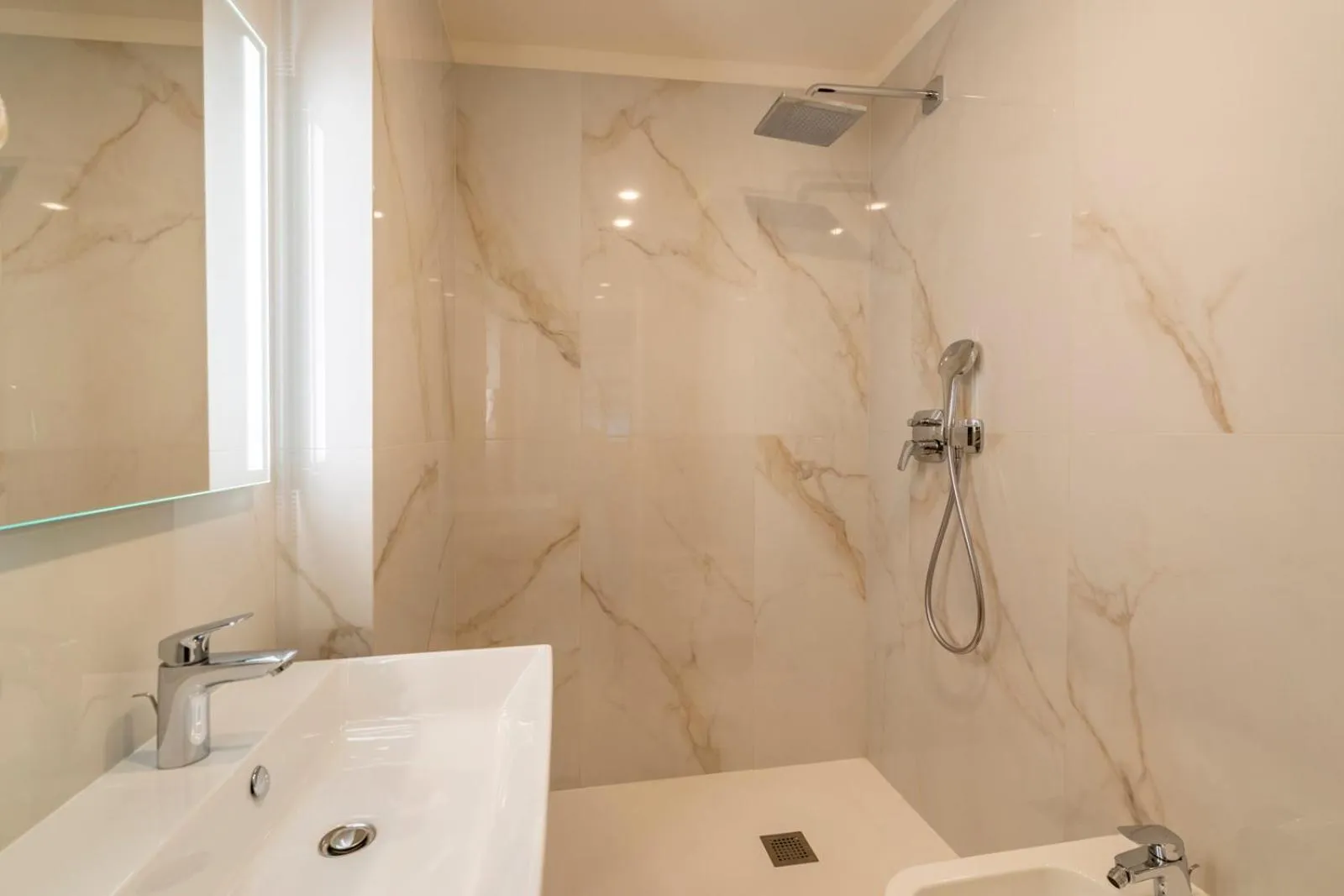 Shower in Petrin Tower Residence