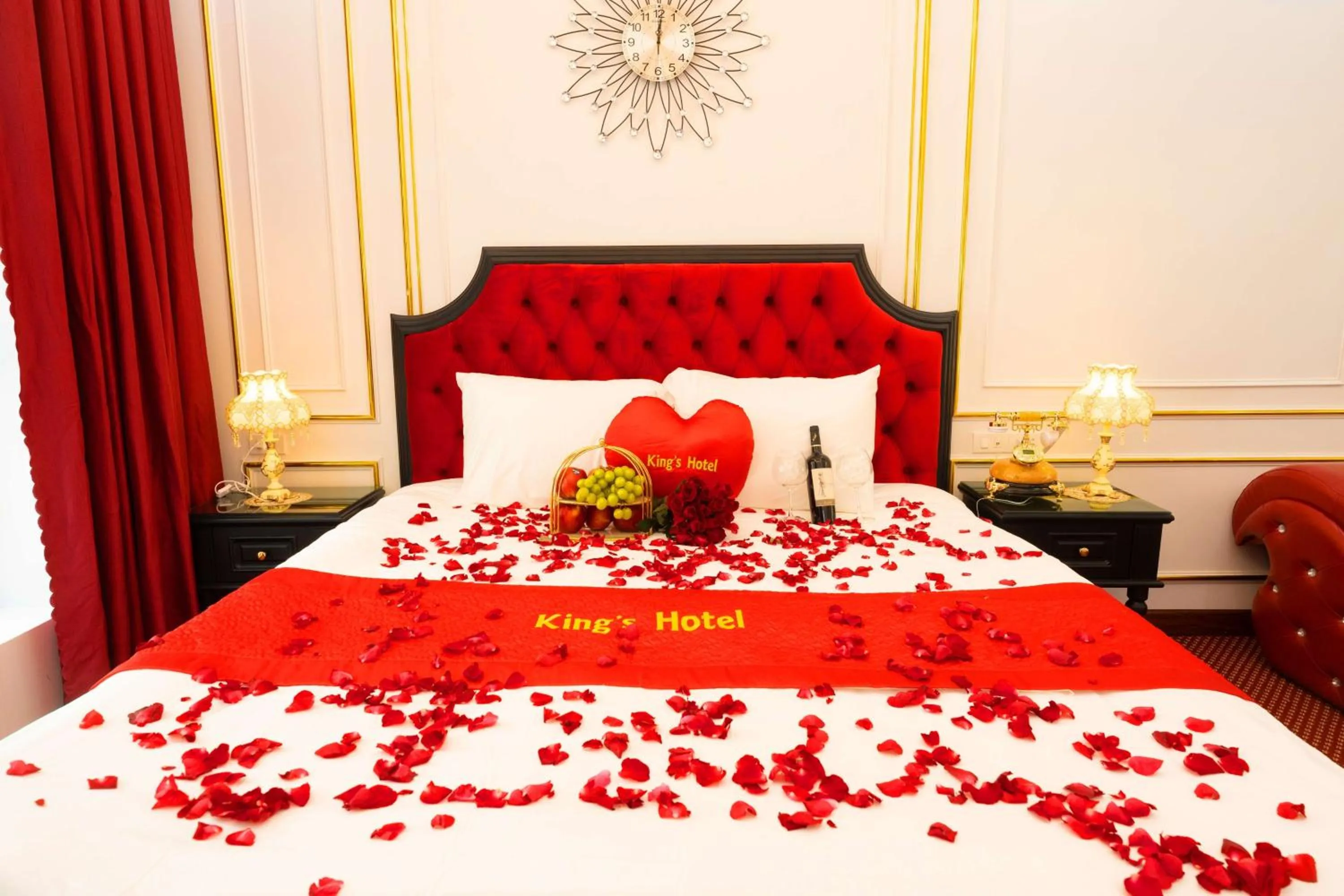 Bed in King's Hotel Linh Đàm 1