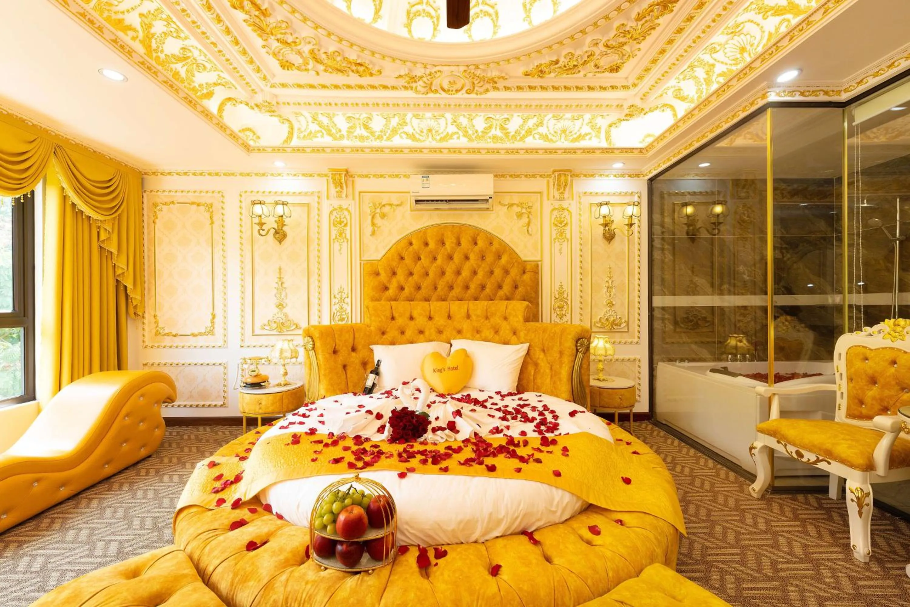 Bed in King's Hotel Linh Đàm 1