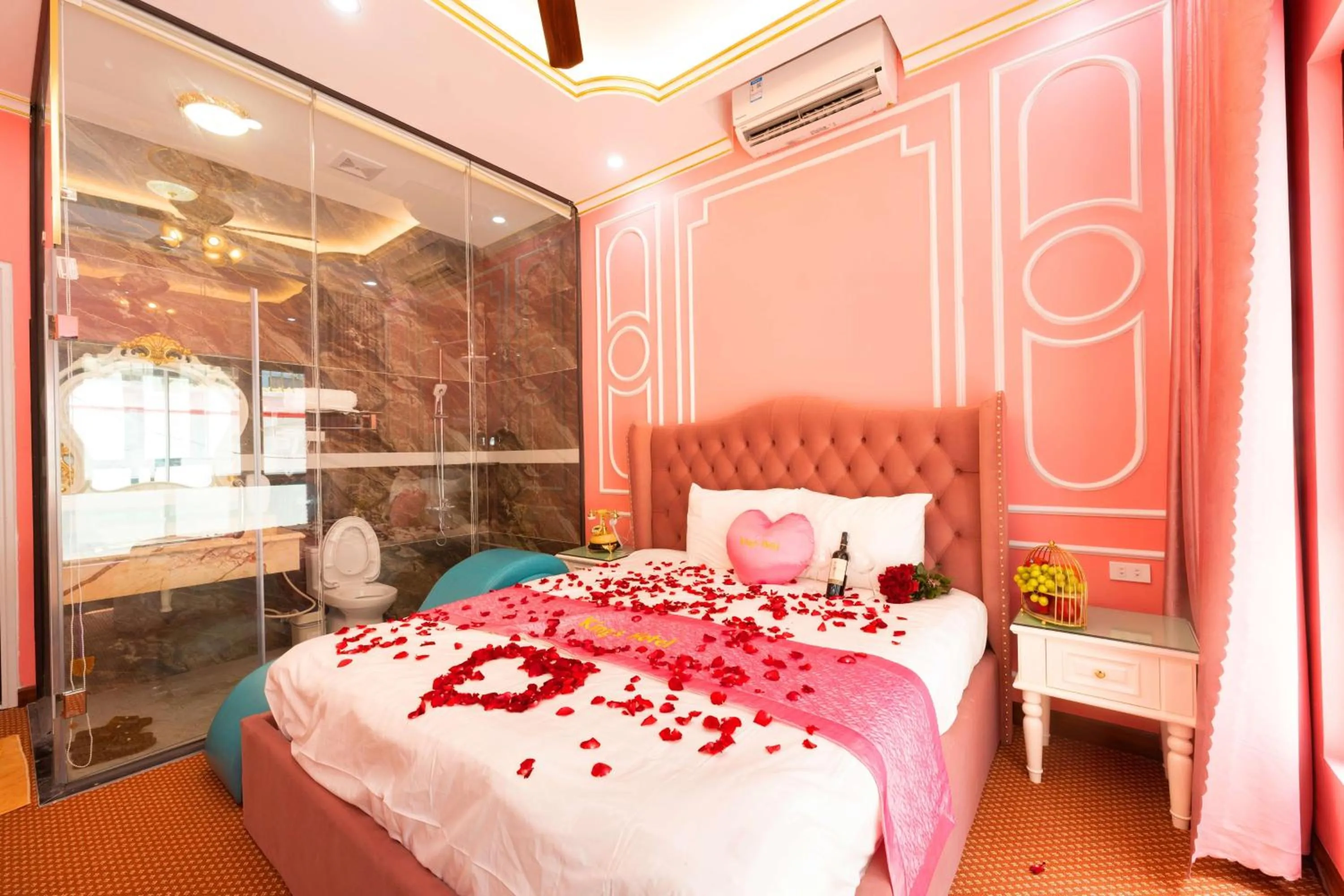 Bed in King's Hotel Linh Đàm 1