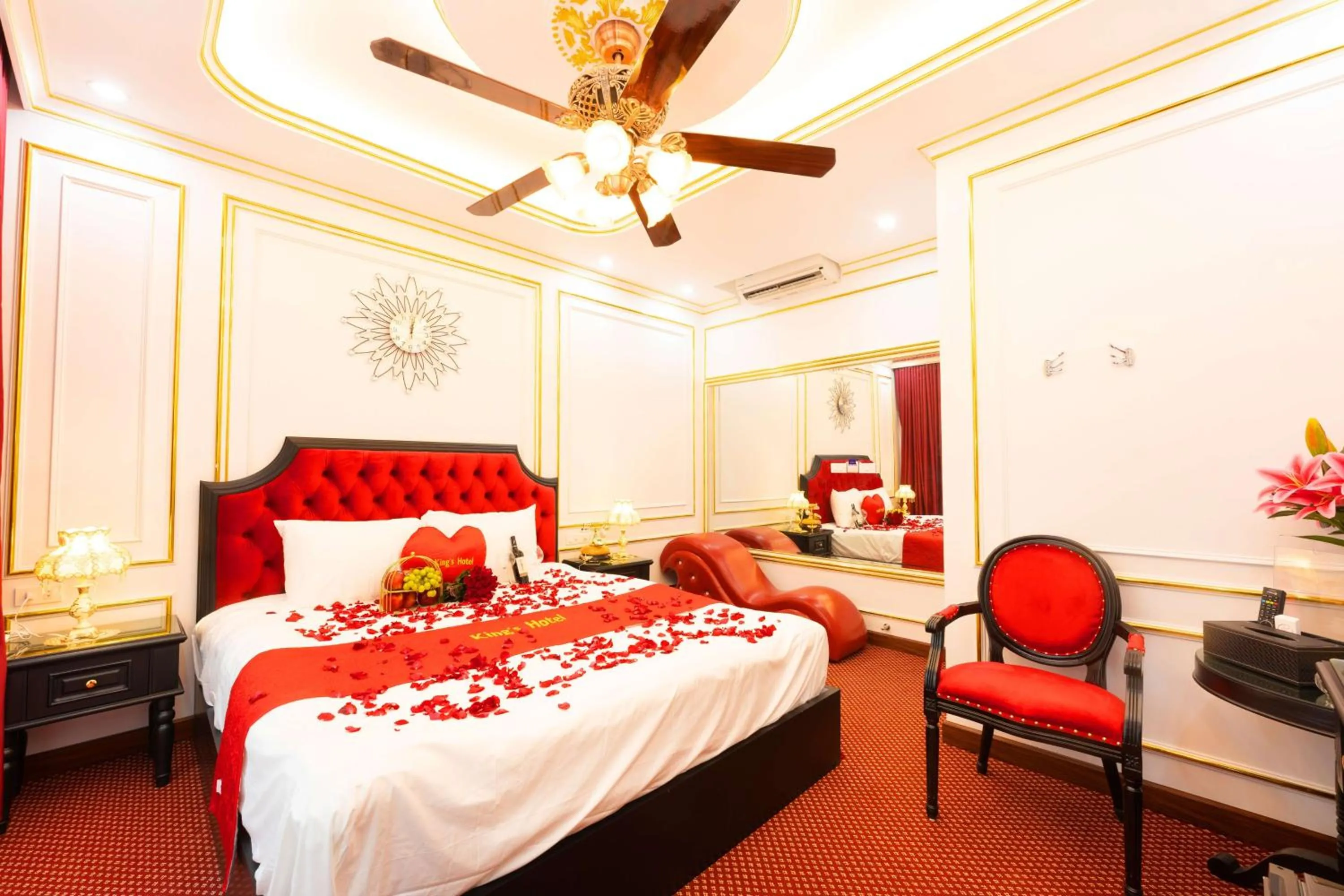 Bed in King's Hotel Linh Đàm 1