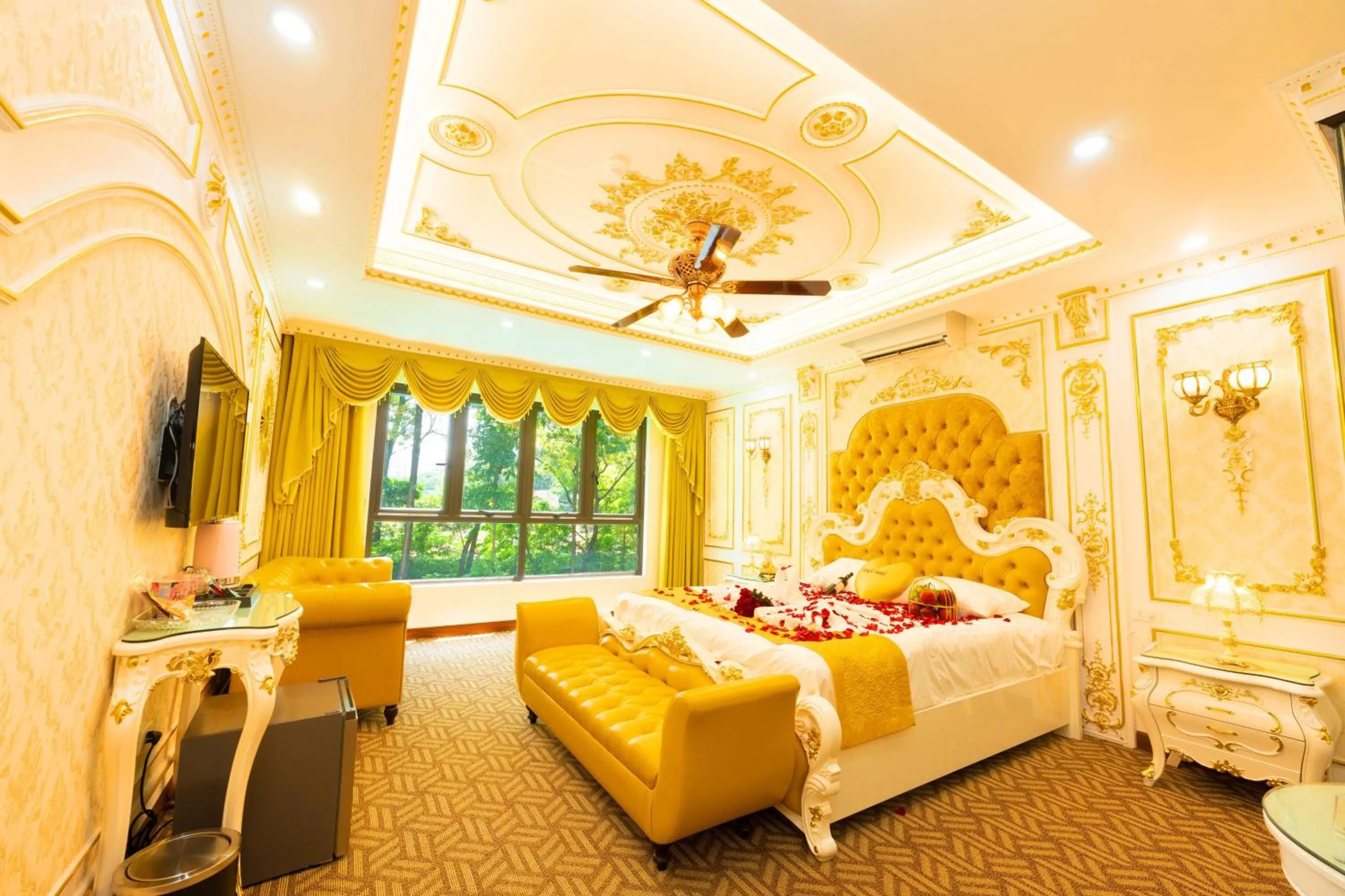 Bed in King's Hotel Linh Đàm 1