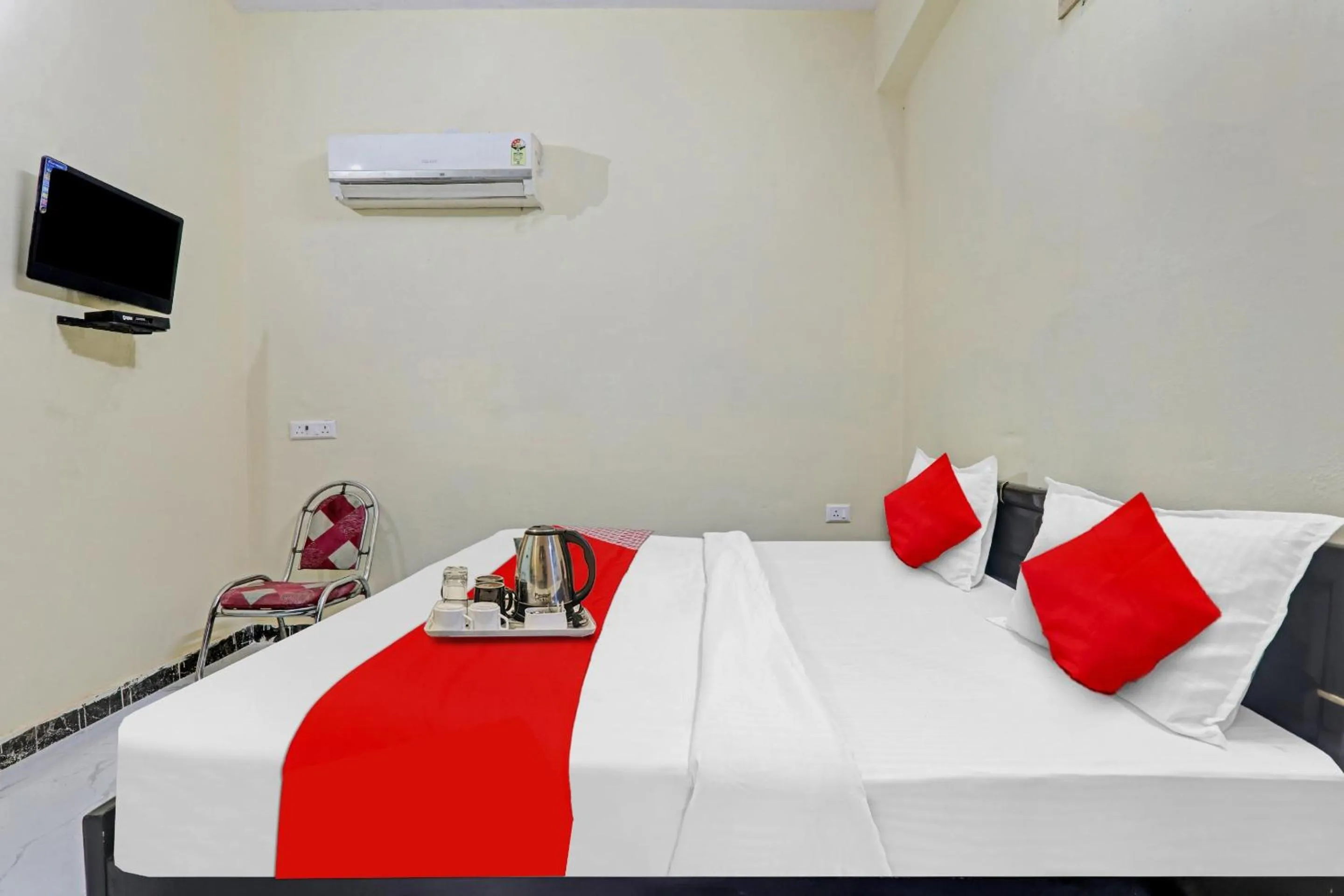 Bedroom, Bed in Hotel O by OYO Sunrise Inn