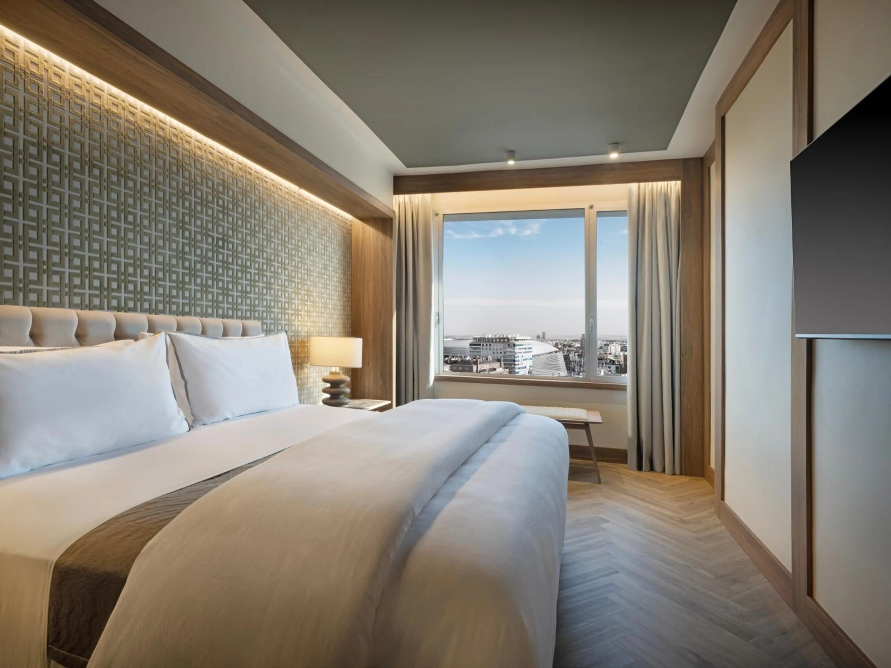 Bed in The Westin Madrid Cuzco