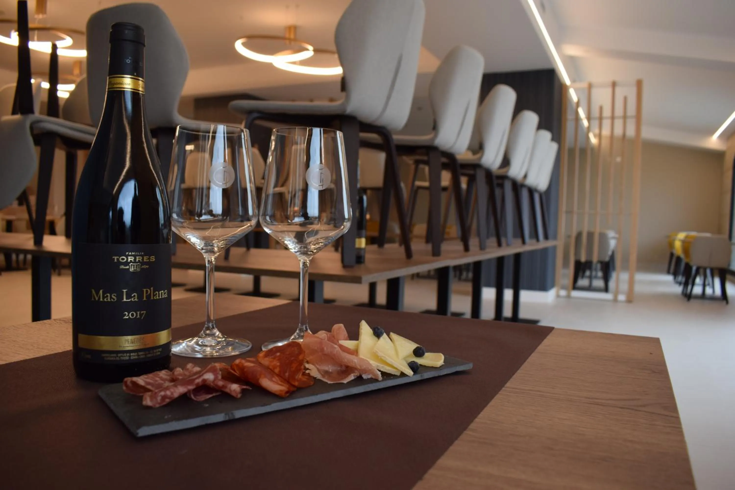 Restaurant/places to eat in HOTEL CANDOR