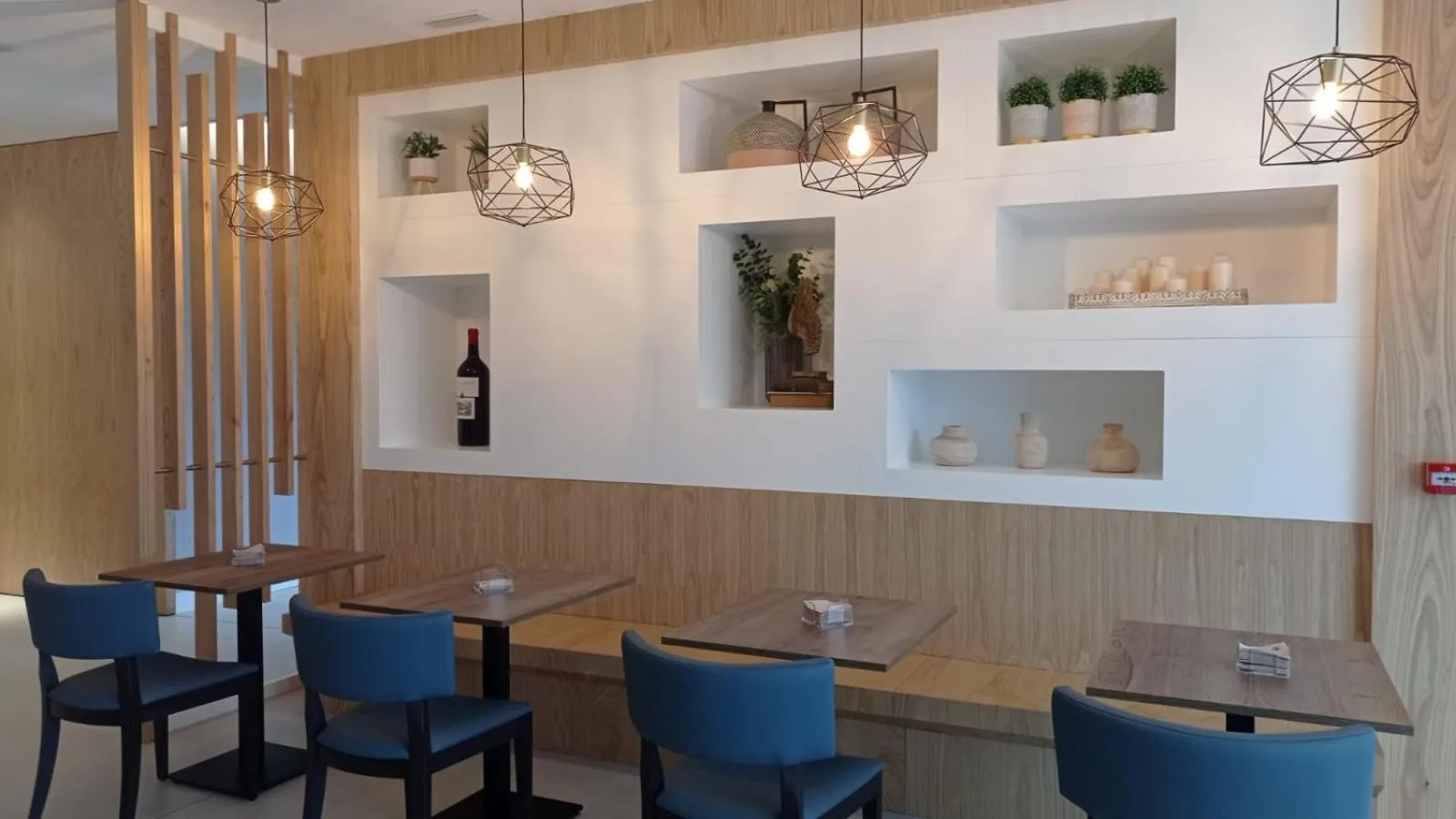 Restaurant/places to eat in HOTEL CANDOR