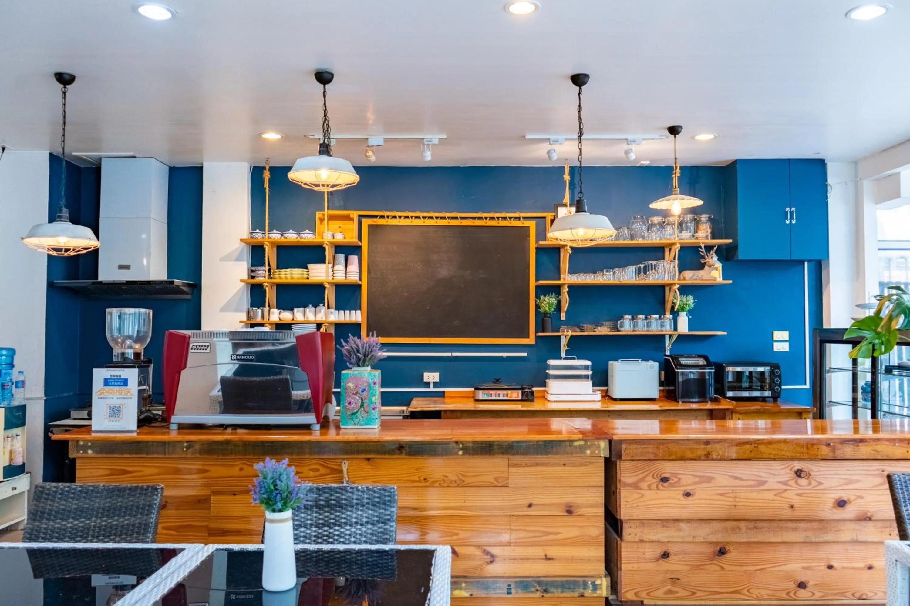 Kitchen or kitchenette in Meow Cat Cafe & Hotel