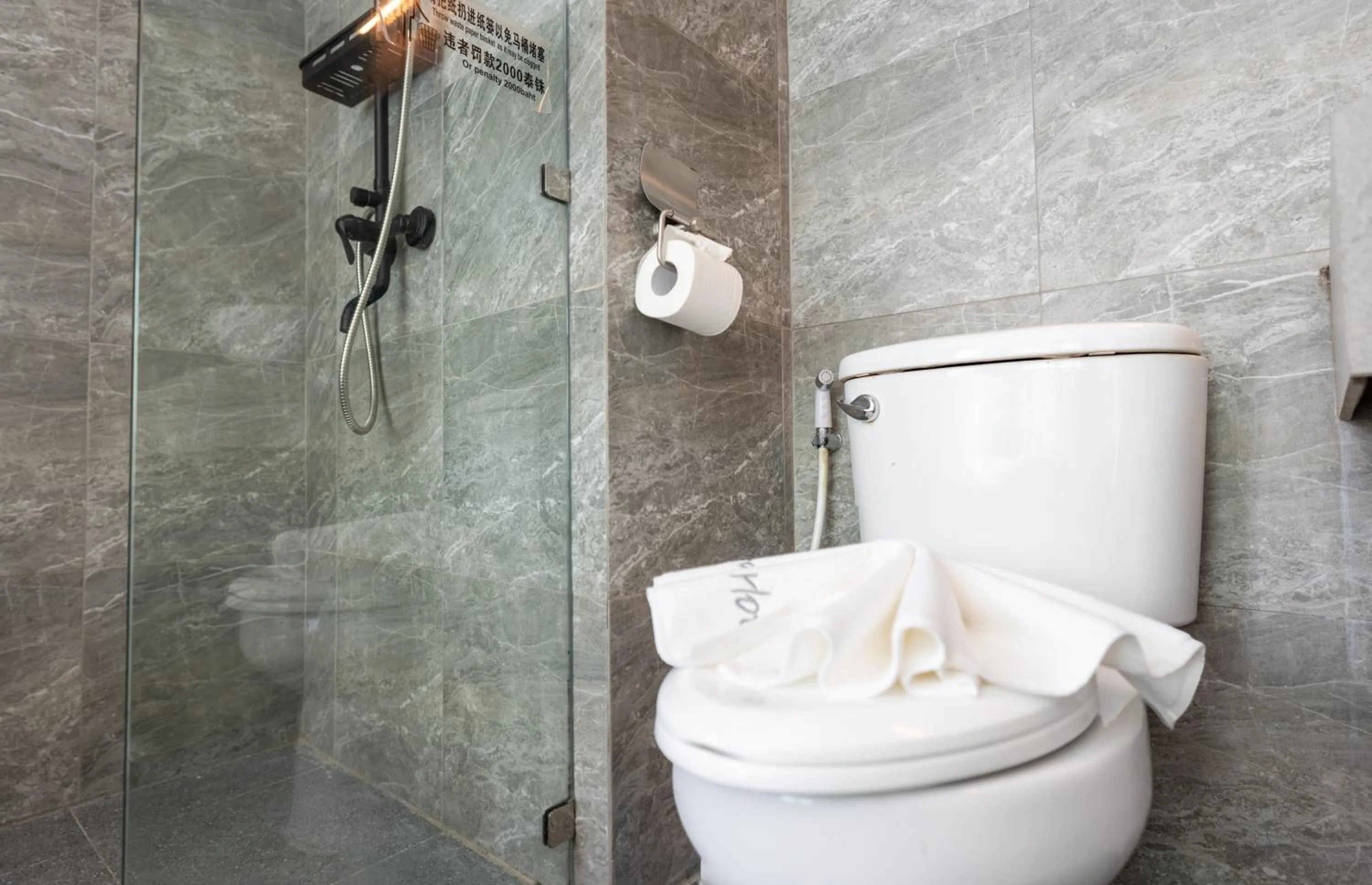 Toilet in Meow Cat Cafe & Hotel