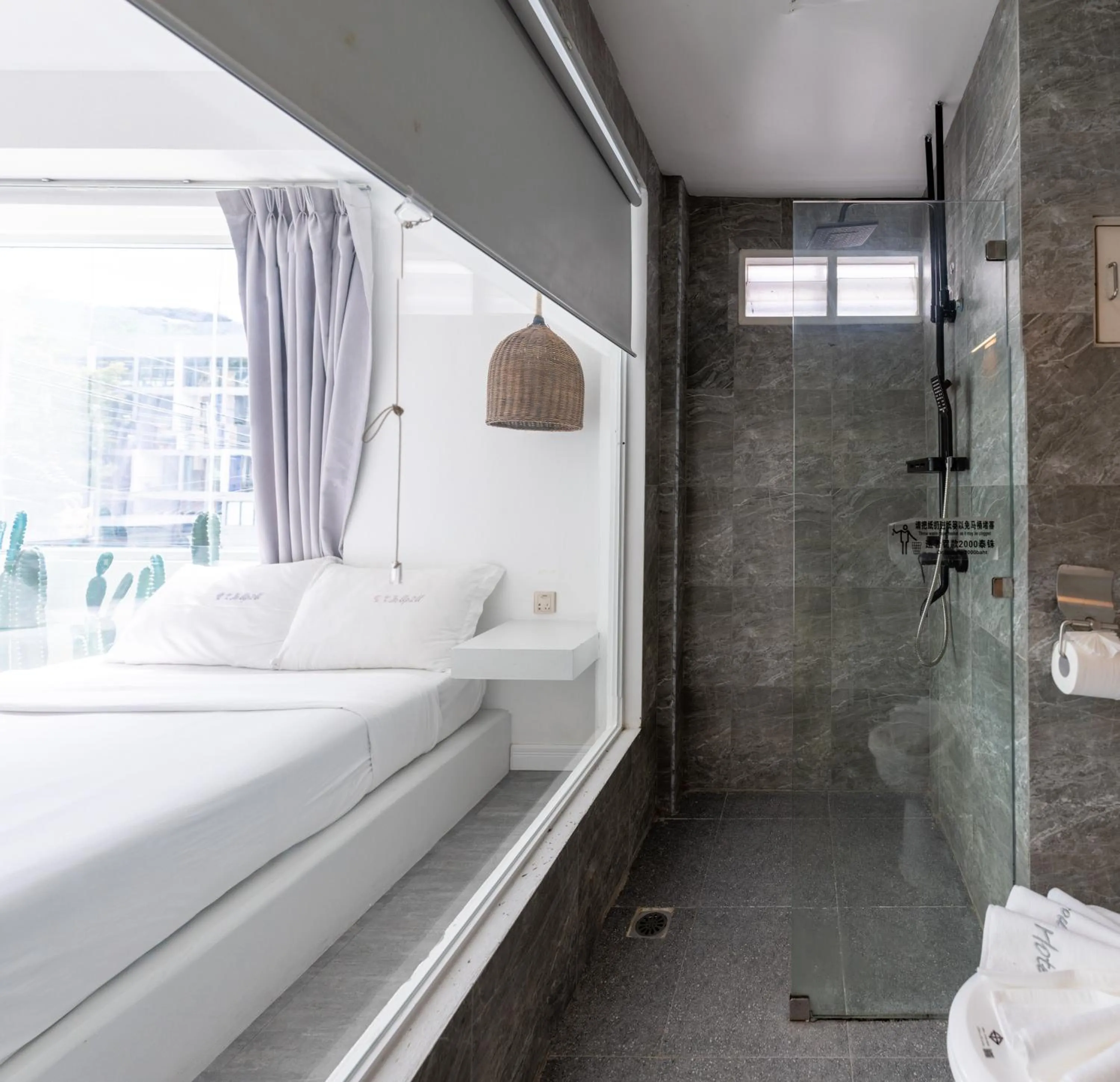 Toilet in Meow Cat Cafe & Hotel