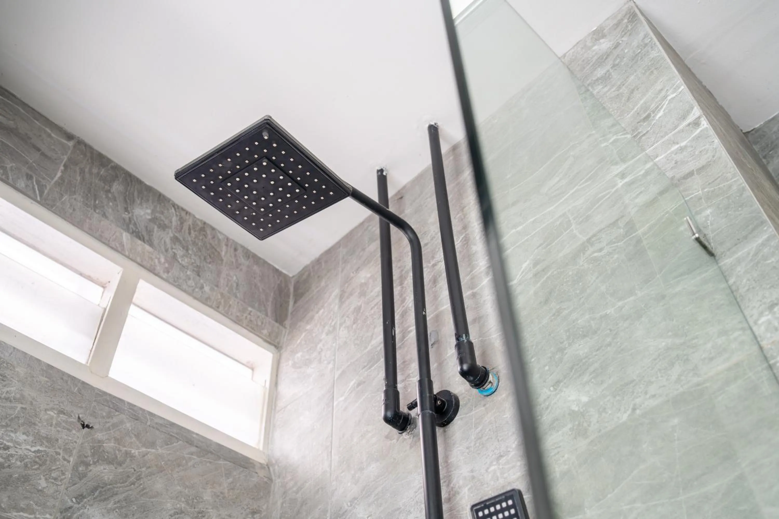 Shower in Meow Cat Cafe & Hotel