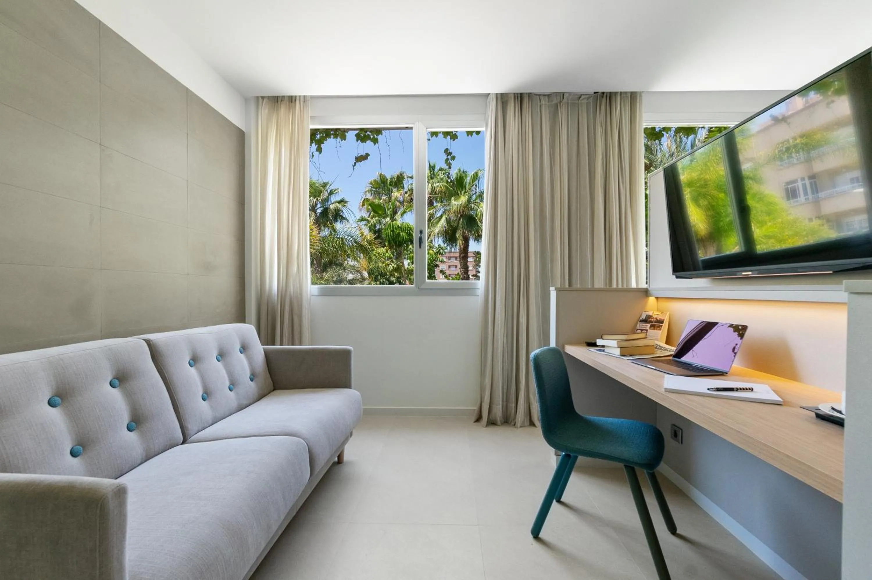 Communal lounge/ TV room in Hotel Areca