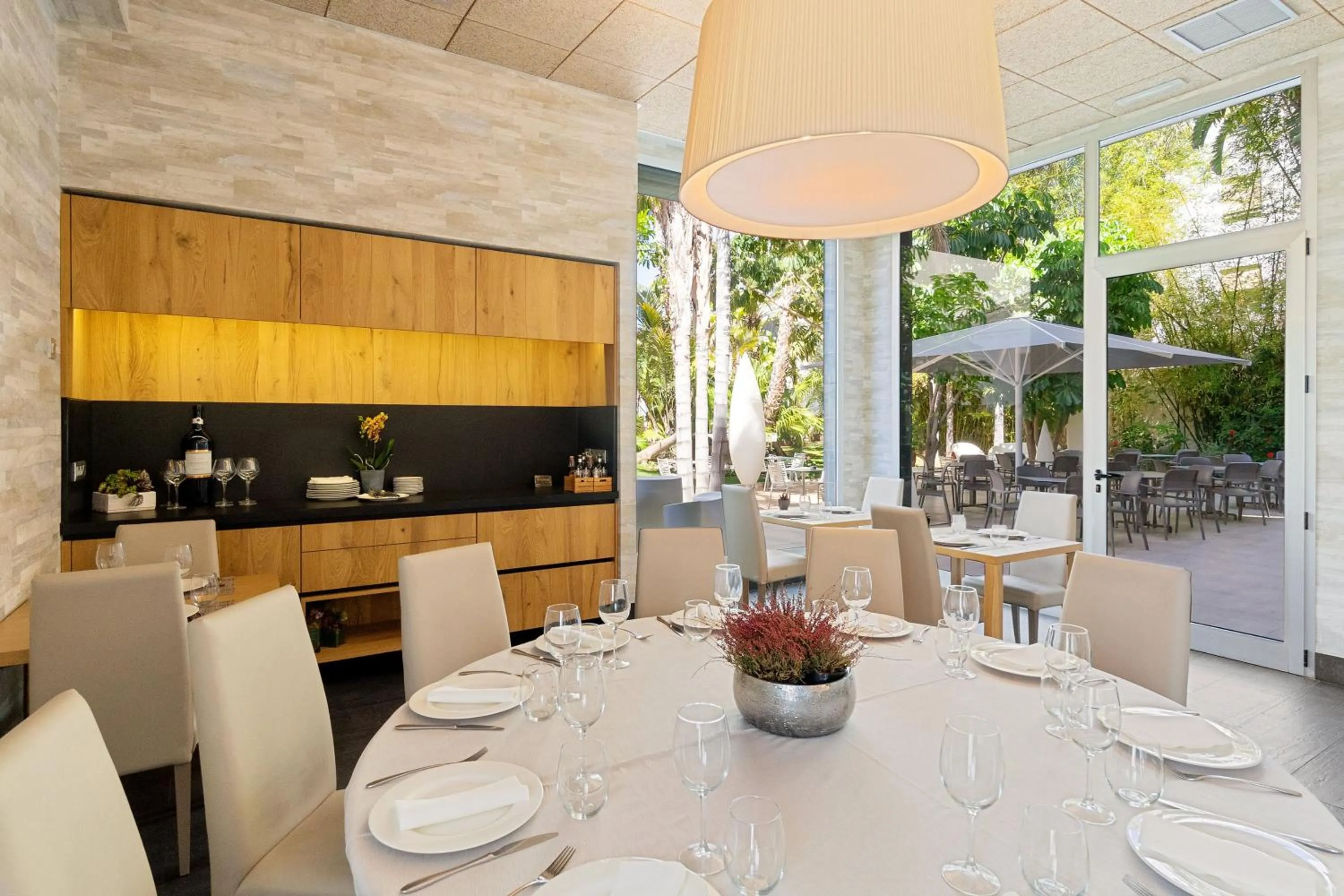 Restaurant/places to eat in Hotel Areca