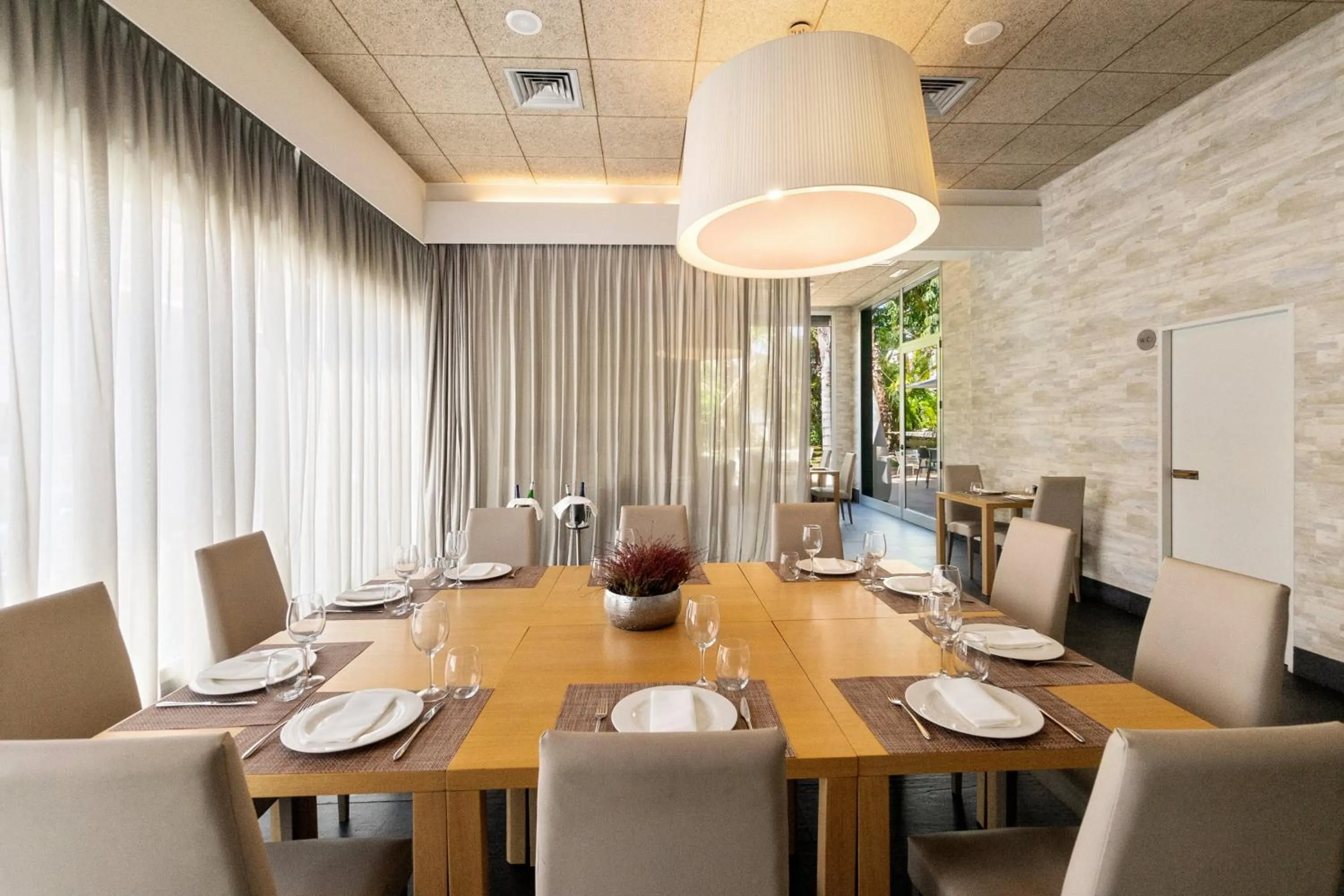 Restaurant/places to eat in Hotel Areca