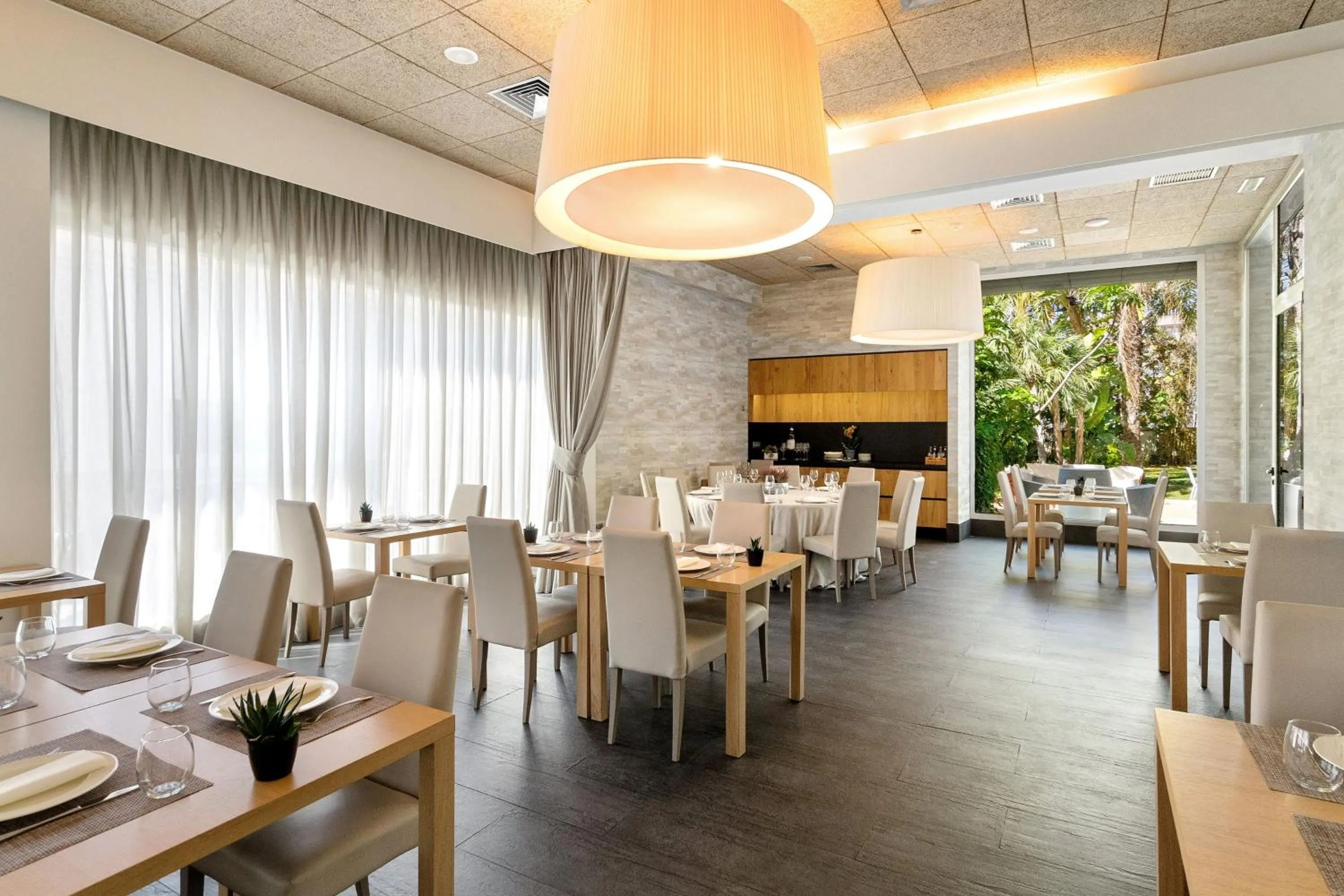 Restaurant/places to eat in Hotel Areca