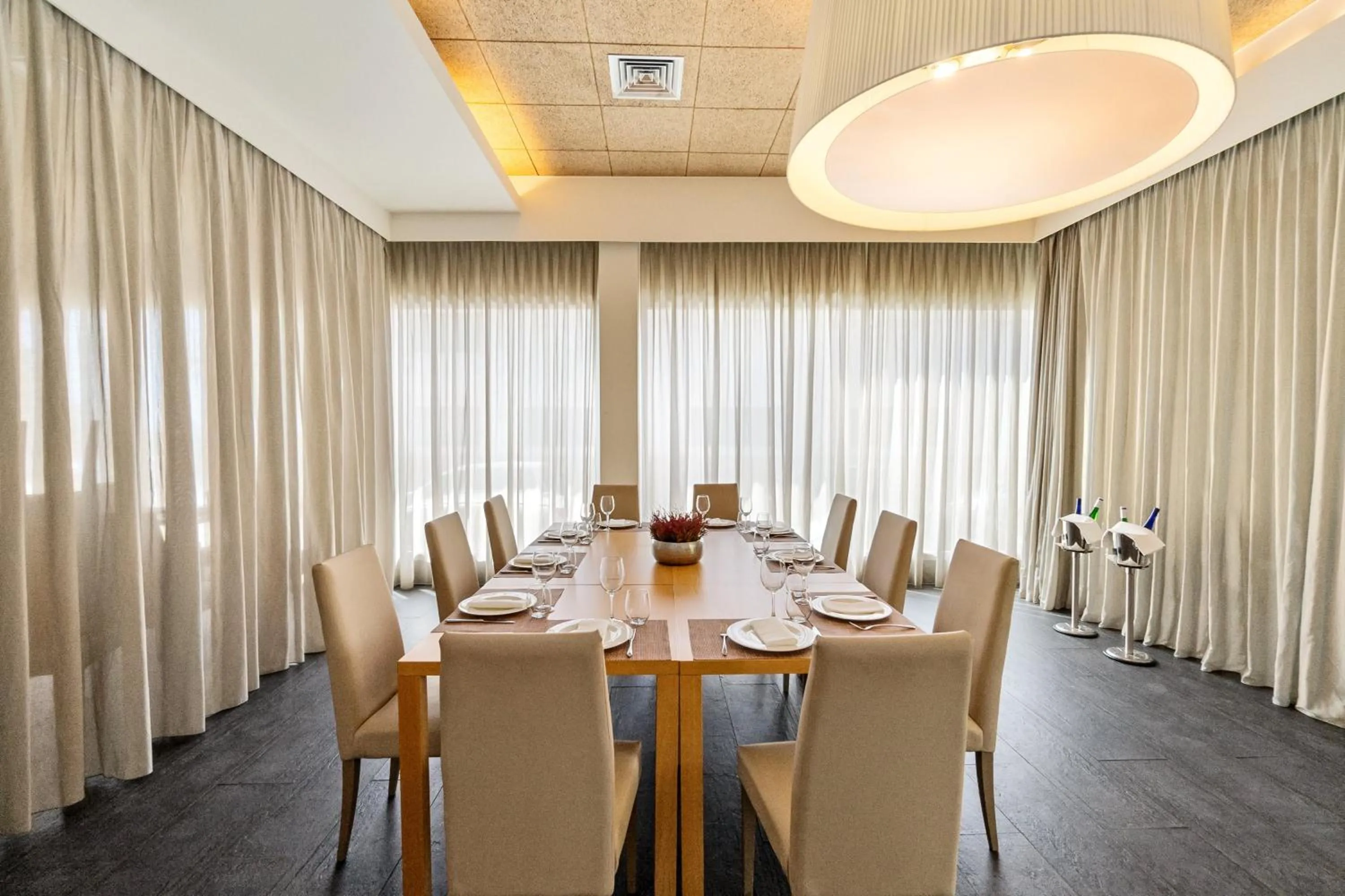 Restaurant/places to eat in Hotel Areca