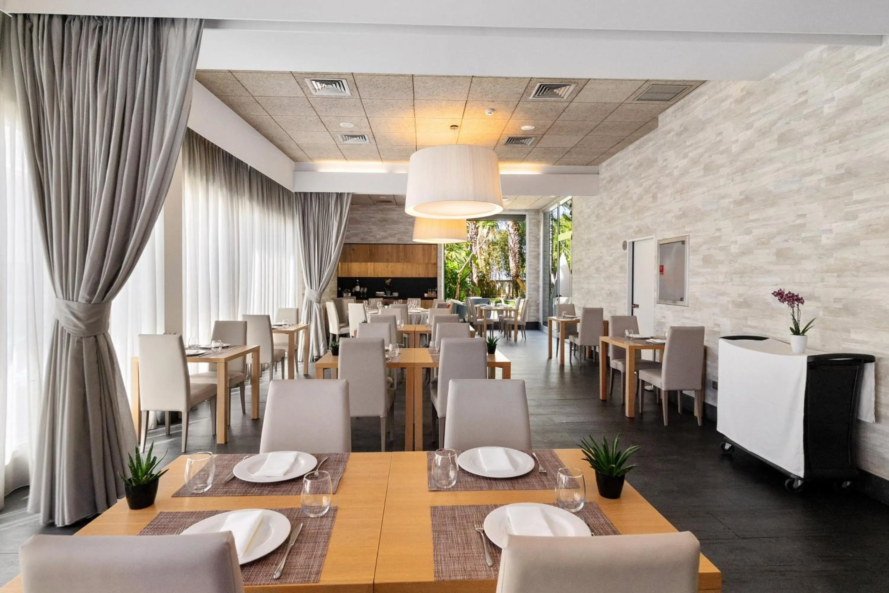 Restaurant/places to eat in Hotel Areca