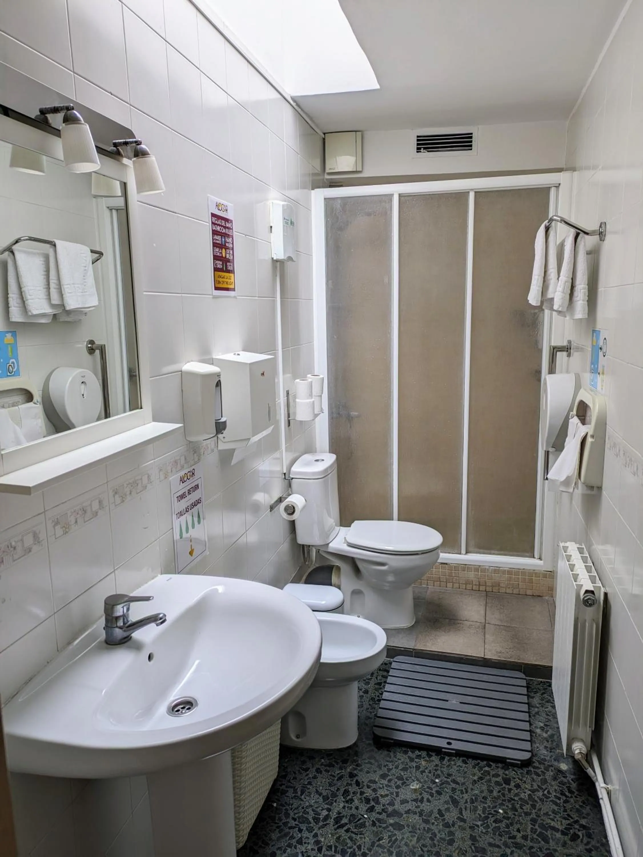 Shower in Hostal Alogar