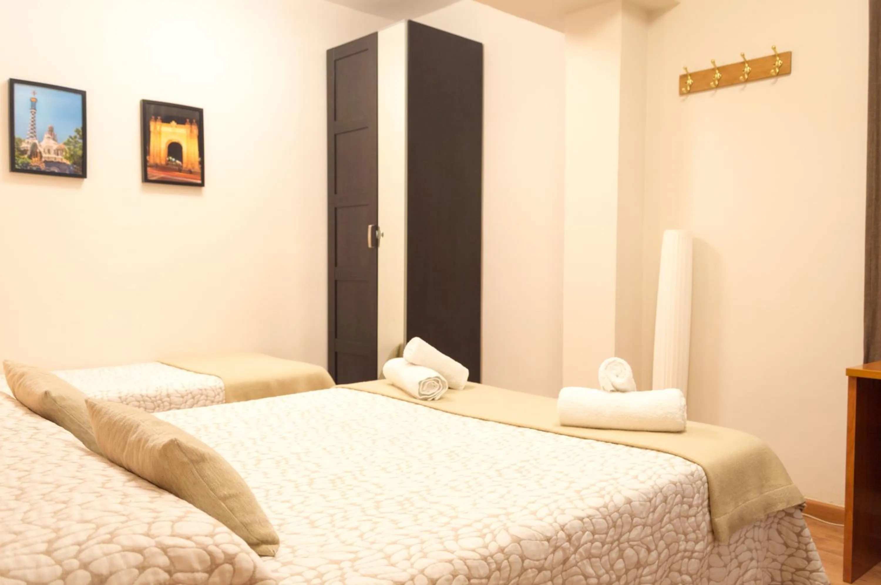 Photo of the whole room, Bed in Hostal Alogar