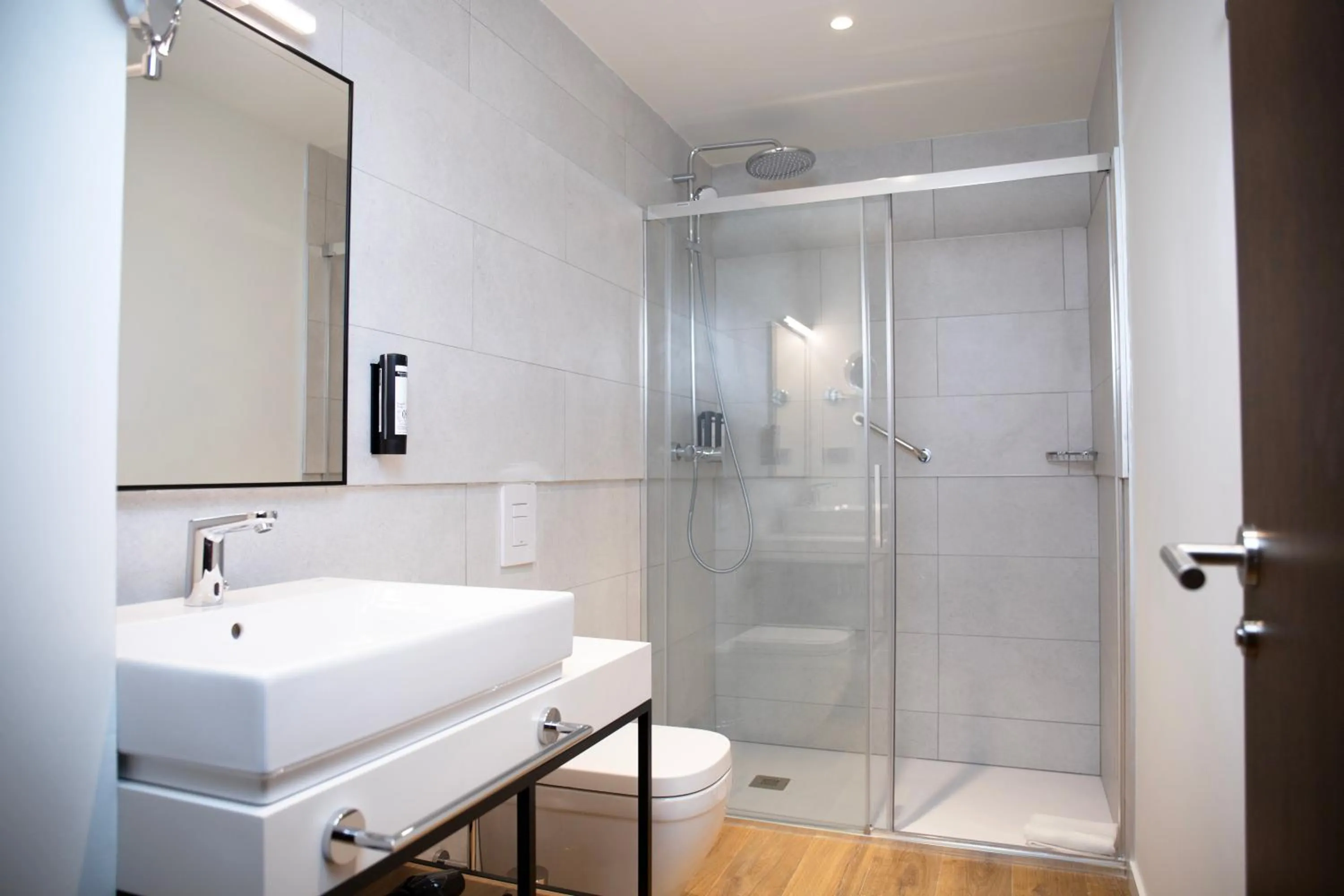 Shower in nQn Aparts & Suites Sevilla