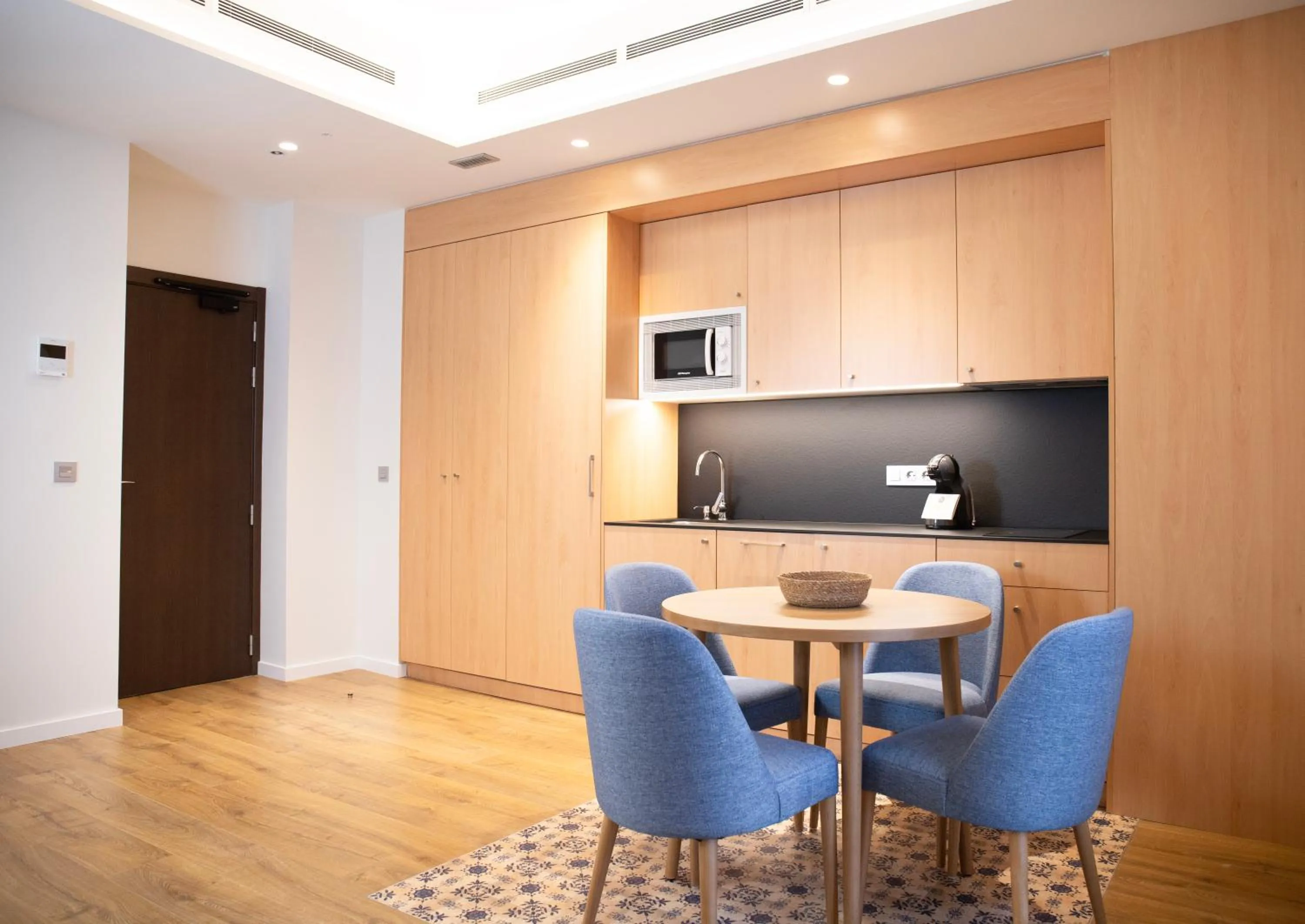 TV and multimedia in nQn Aparts & Suites Sevilla