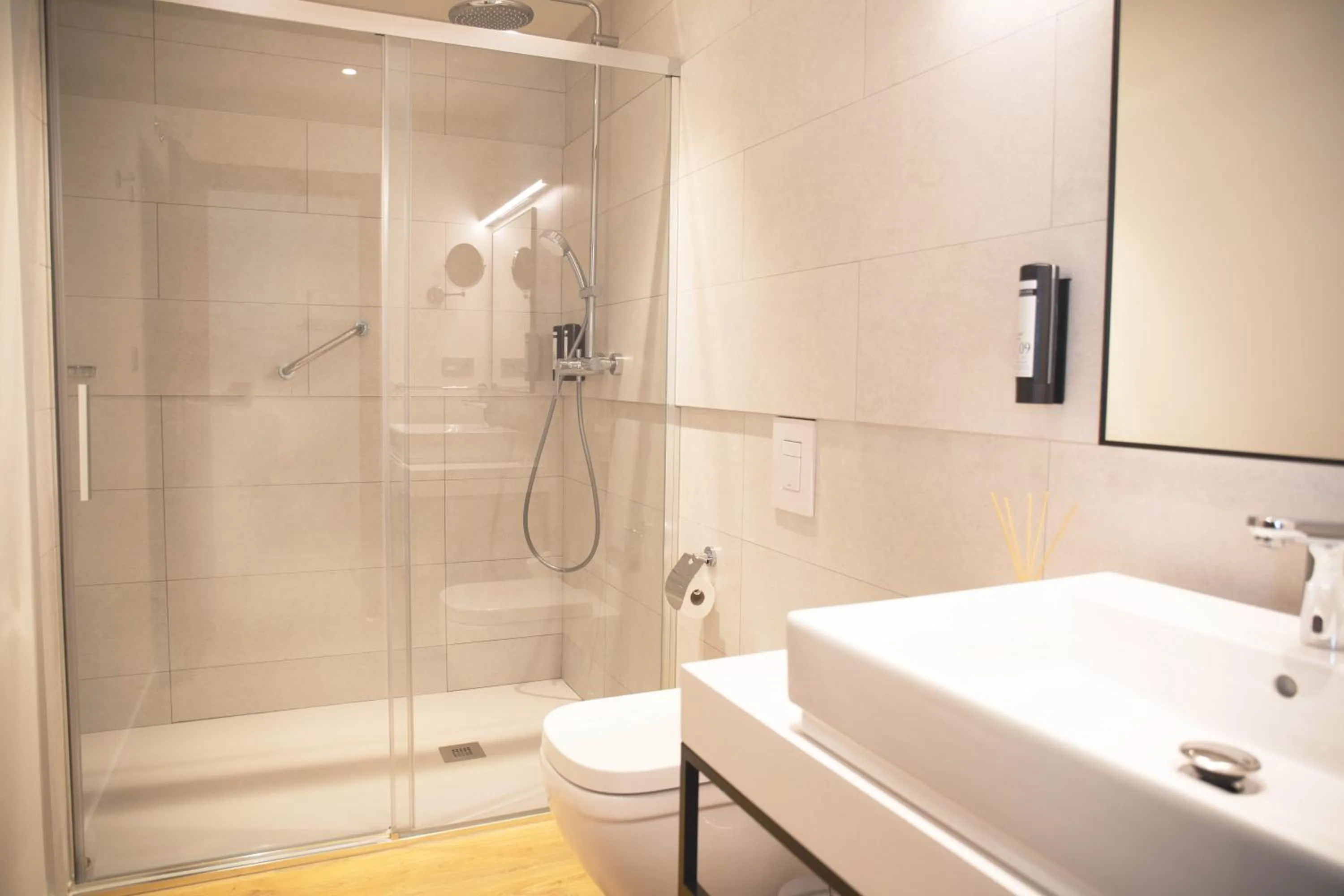 Shower in nQn Aparts & Suites Sevilla