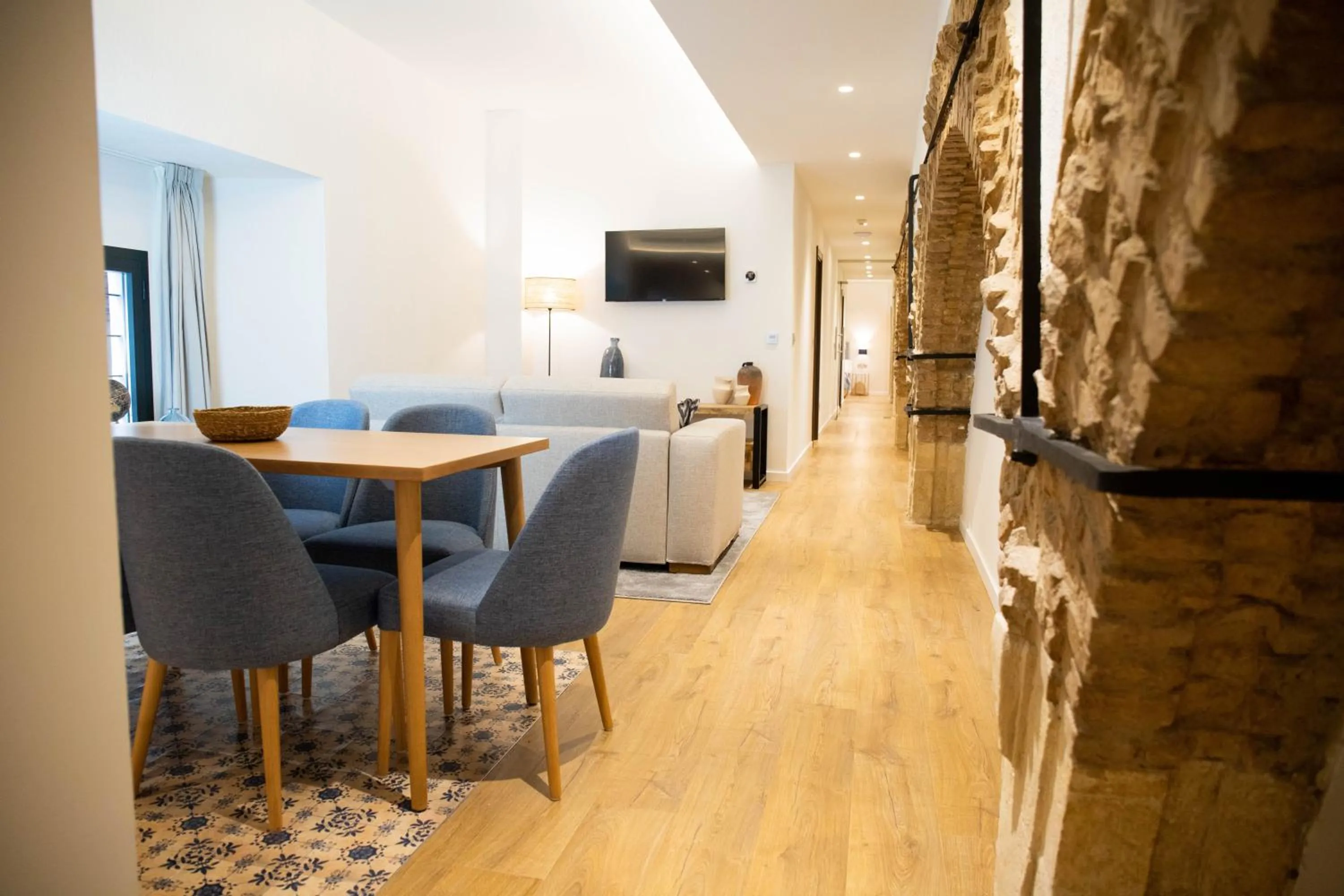 TV and multimedia in nQn Aparts & Suites Sevilla