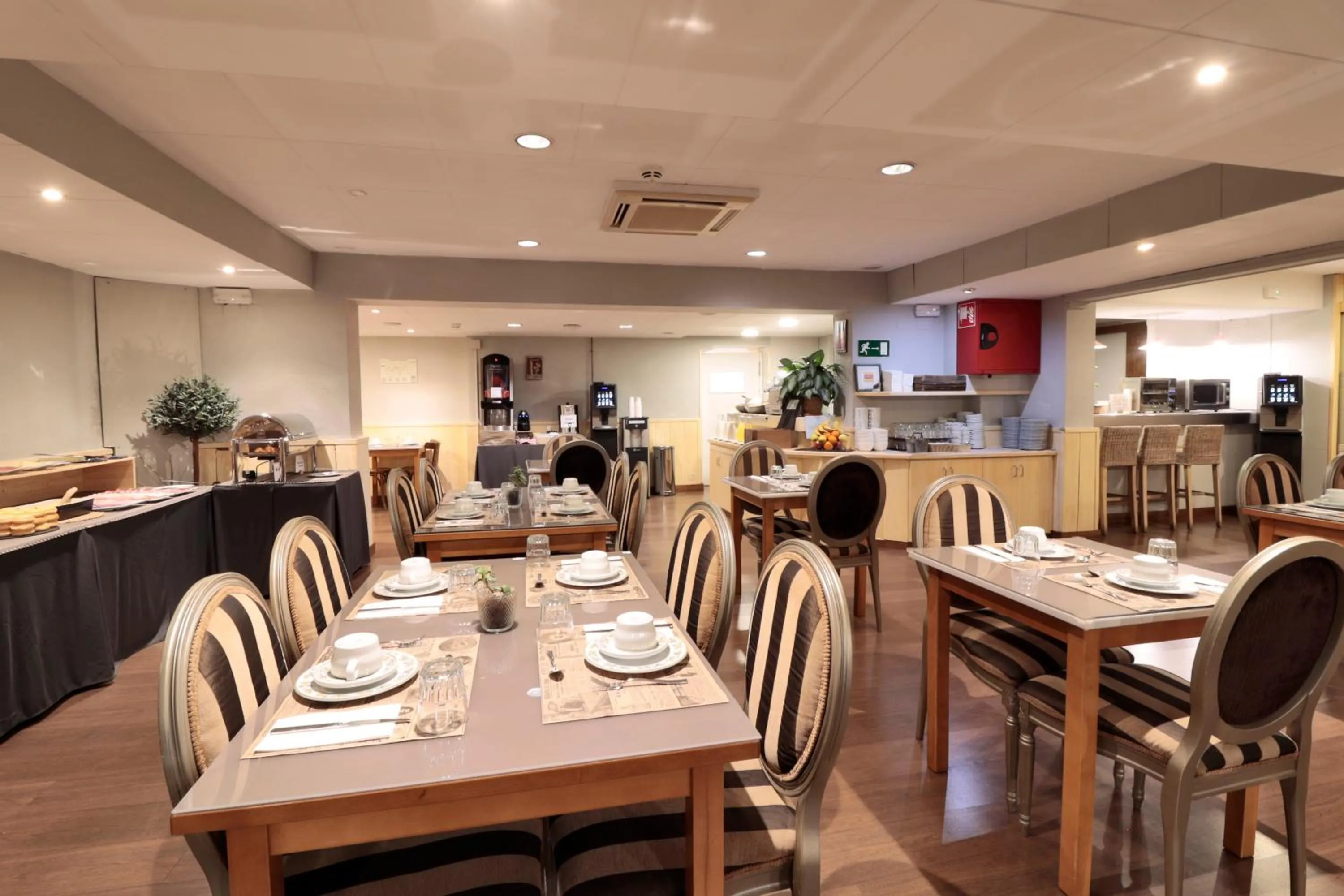 Restaurant/places to eat in Hotel Blu Aran