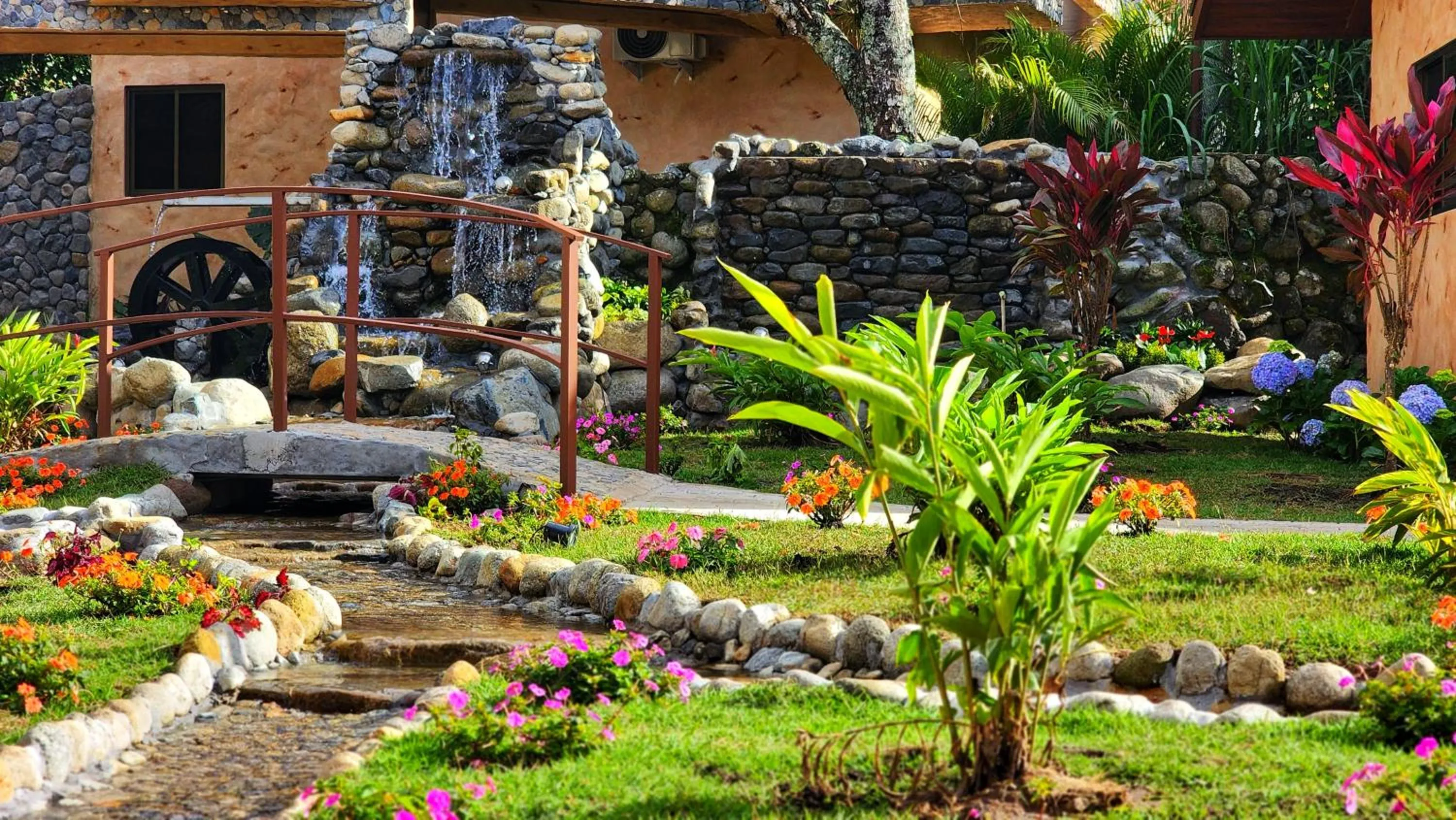 Garden in Rio Verde by Villa Alejandro