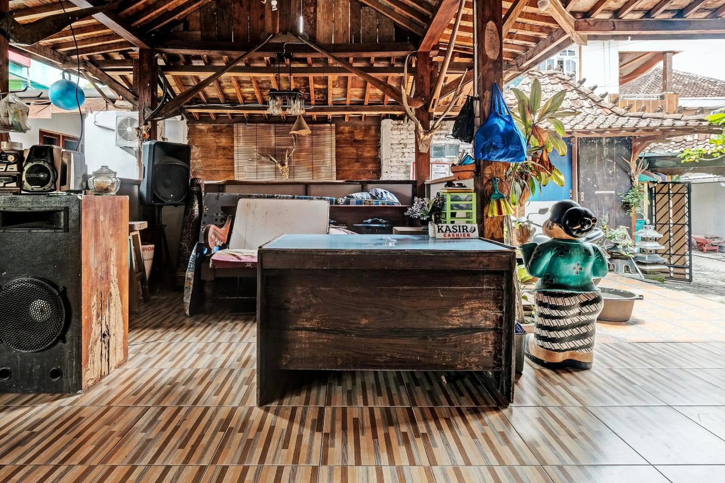 Lobby or reception in SPOT ON 91916 Joglo Doyong Homestay Syariah