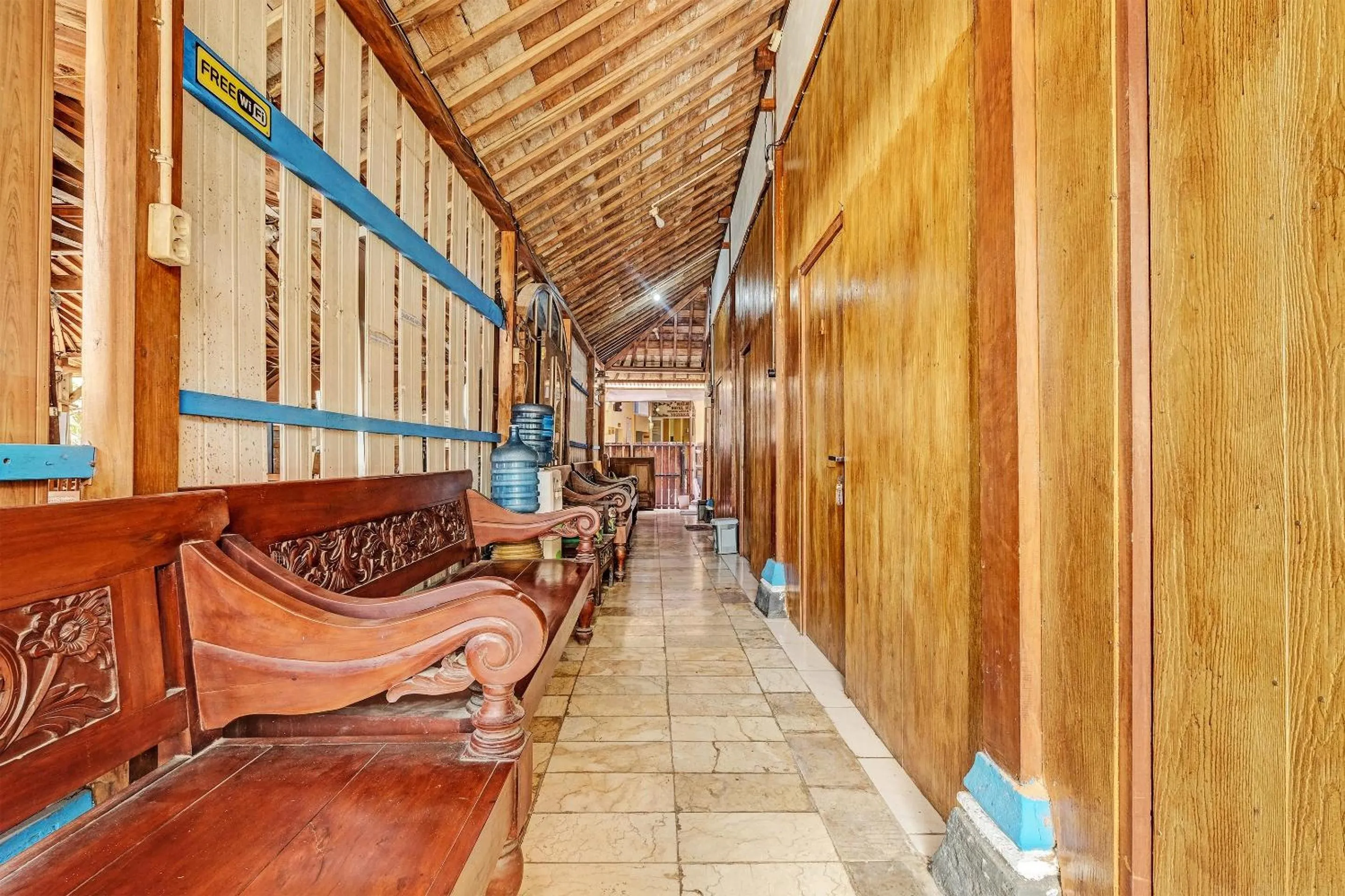 Lobby or reception in SPOT ON 91916 Joglo Doyong Homestay Syariah