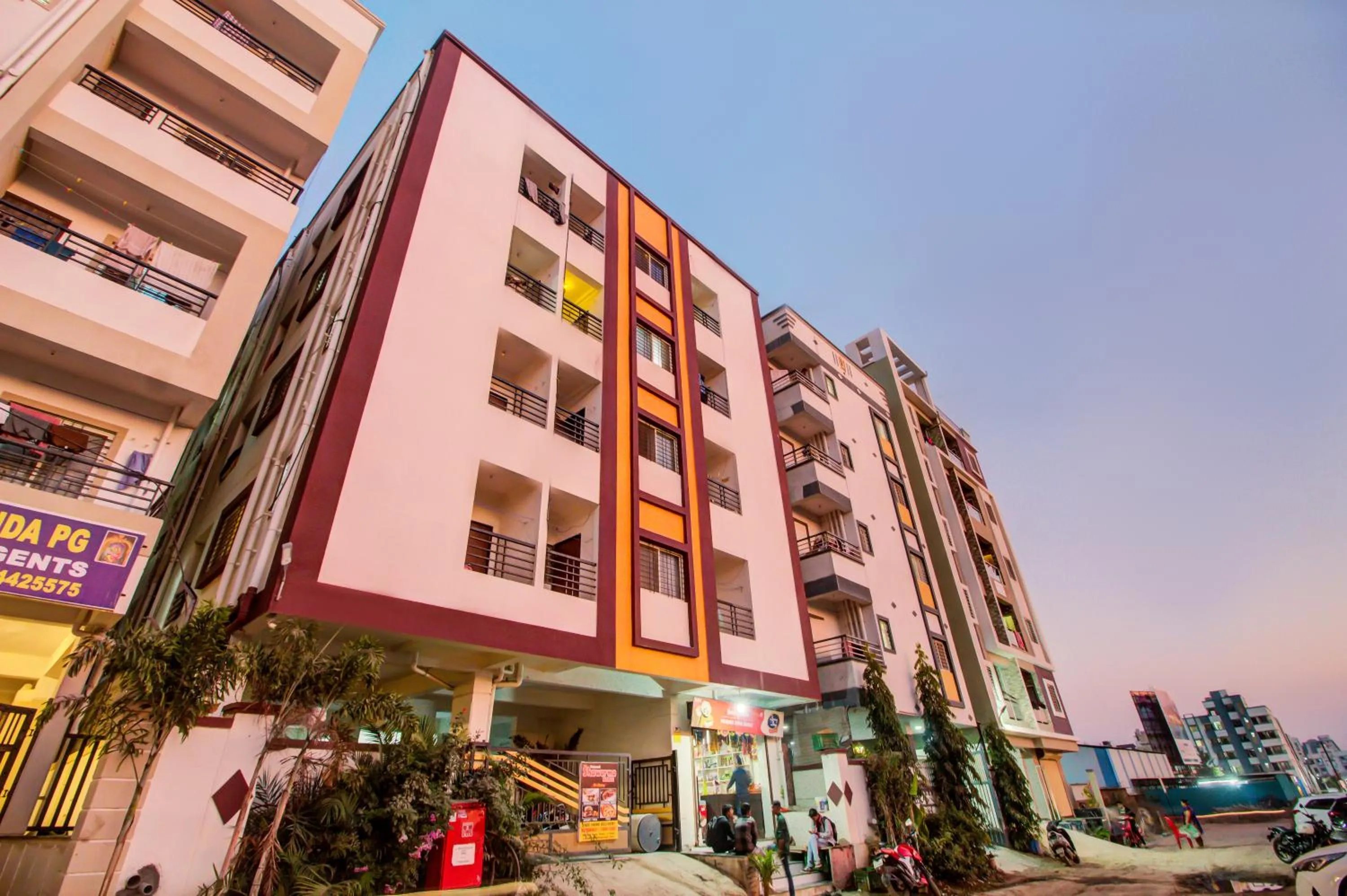 Property building in Hotel Elegant Lodging