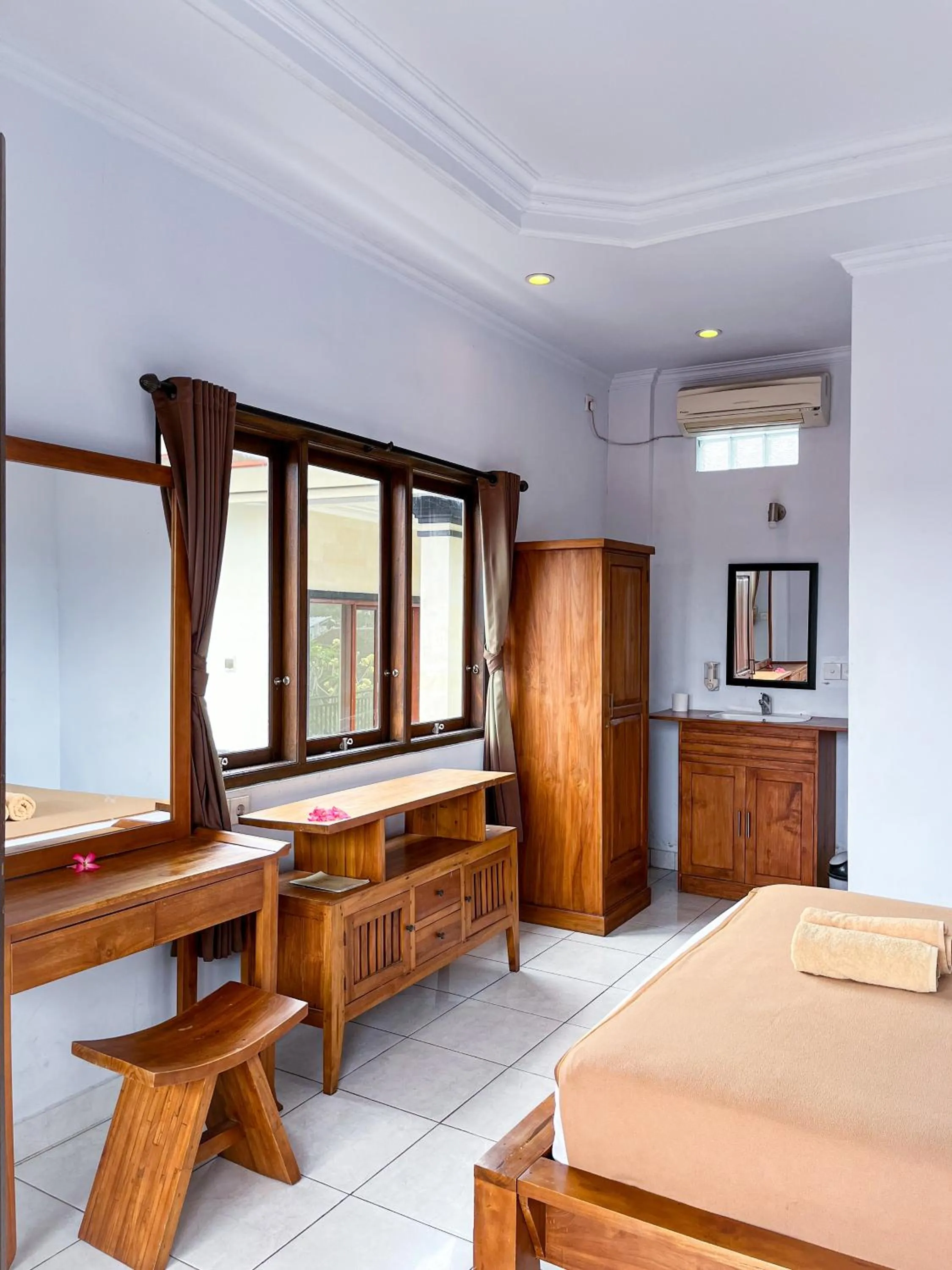 hair dresser, Bed in The Donno ubud Guest house