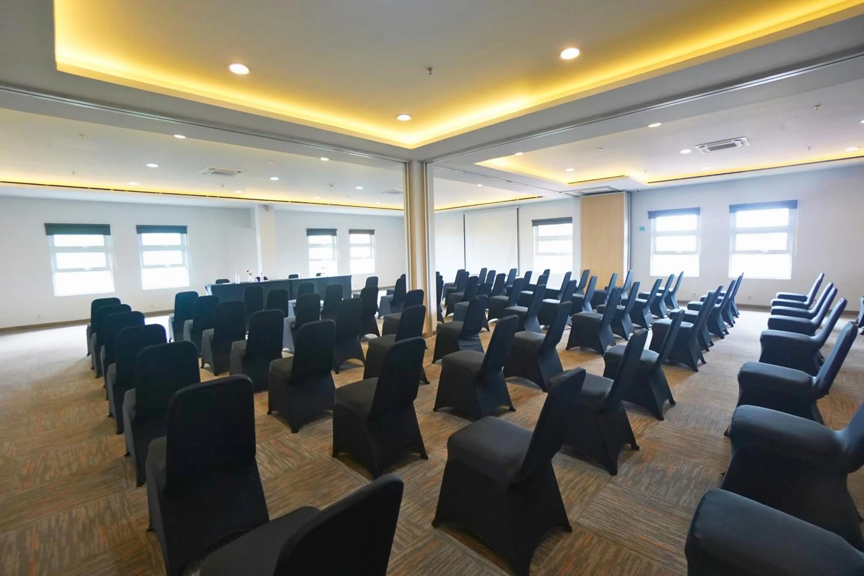 Meeting/conference room in Front One Hotel Pasir Koja Bandung