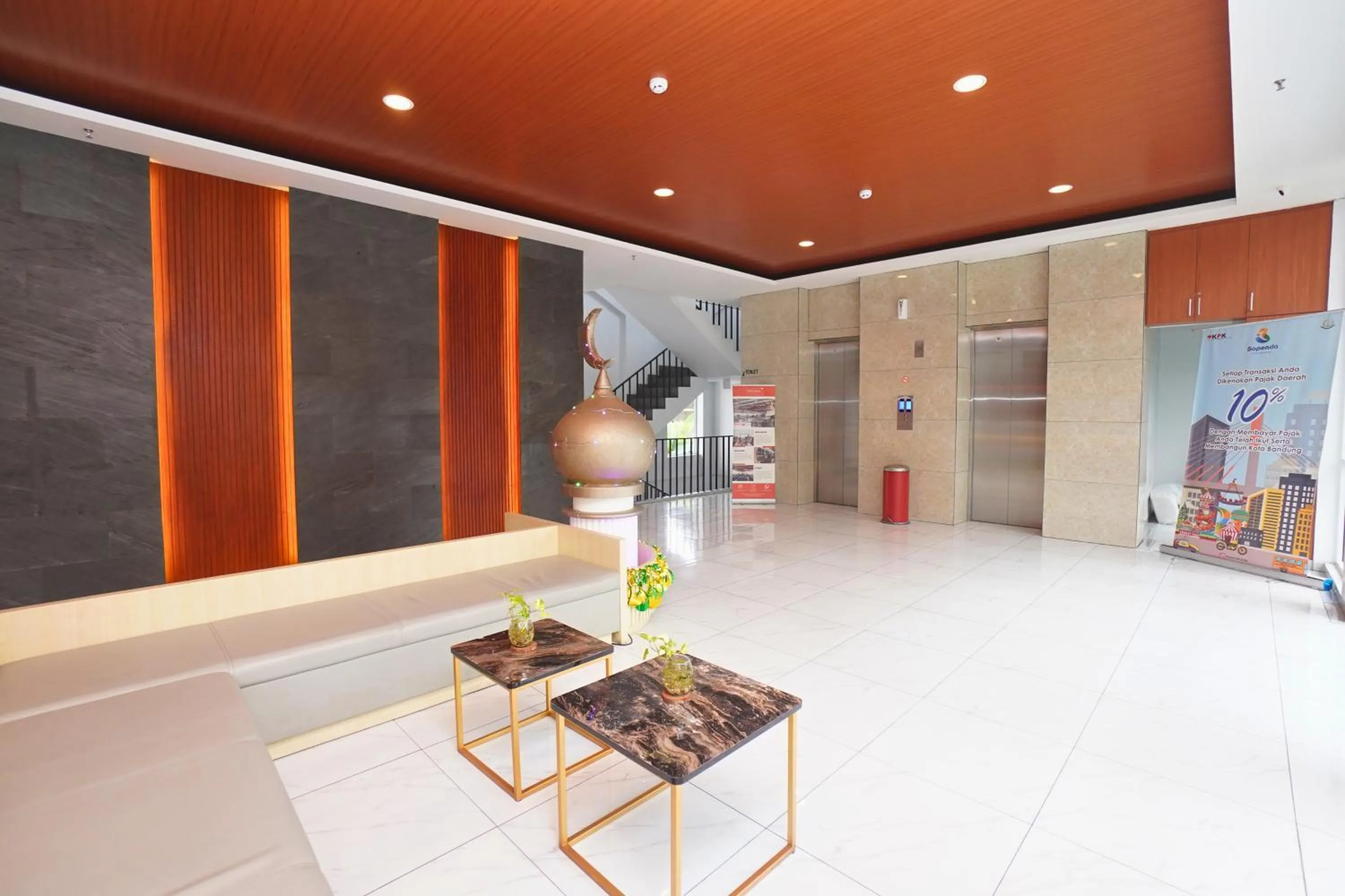 Lobby or reception in Front One Hotel Pasir Koja Bandung