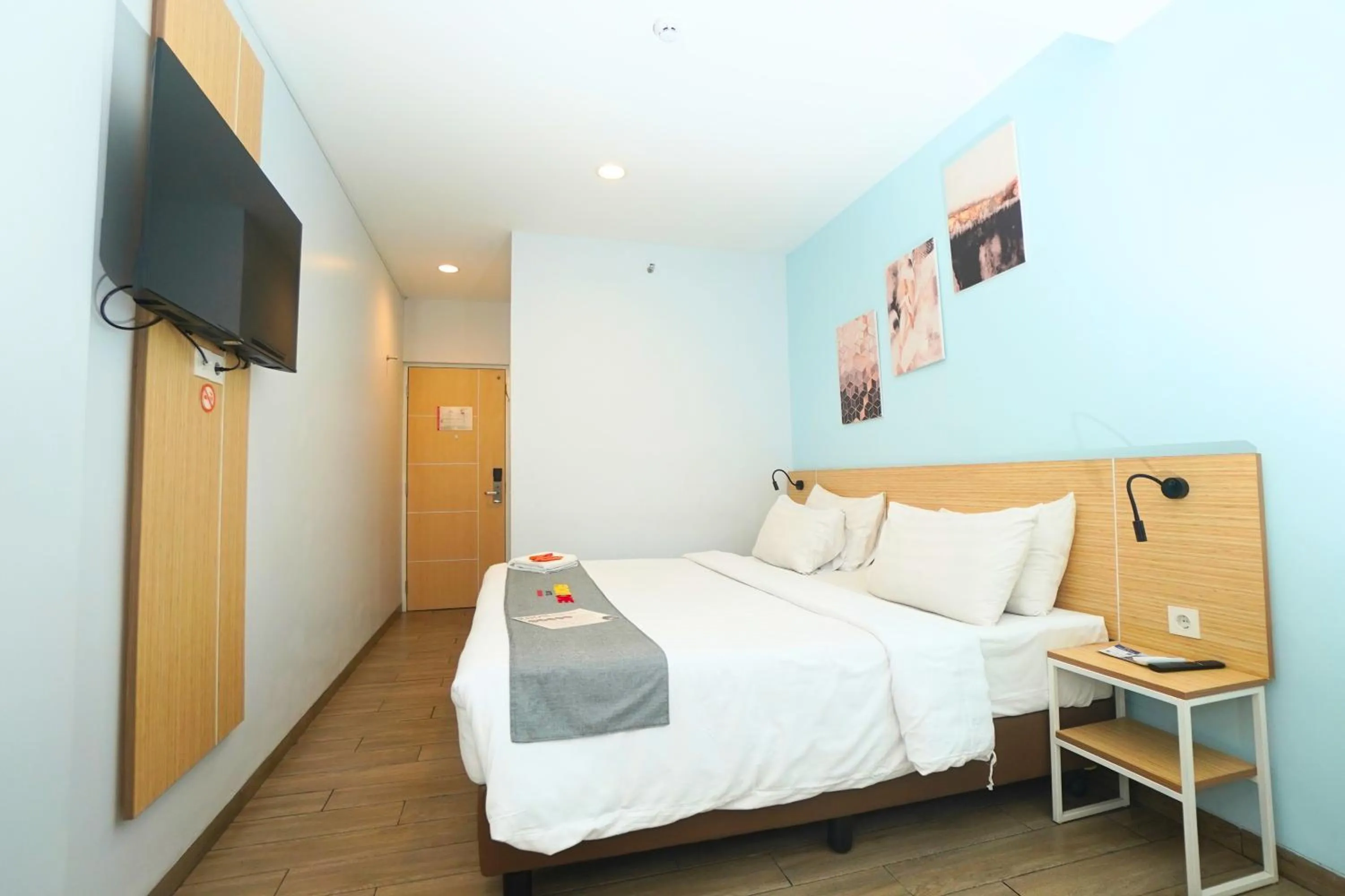 Bedroom, Bed in Front One Hotel Pasir Koja Bandung