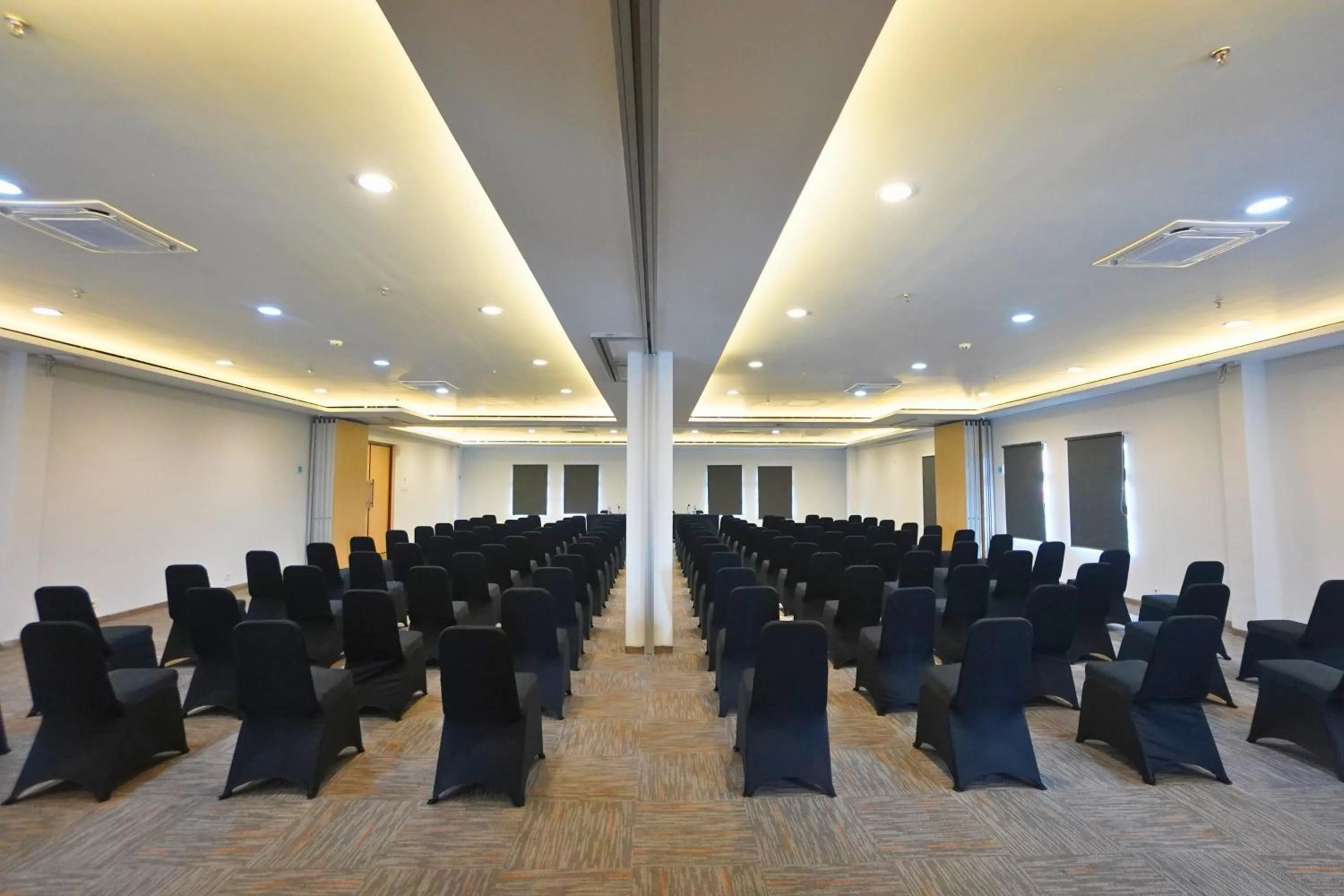 Meeting/conference room in Front One Hotel Pasir Koja Bandung